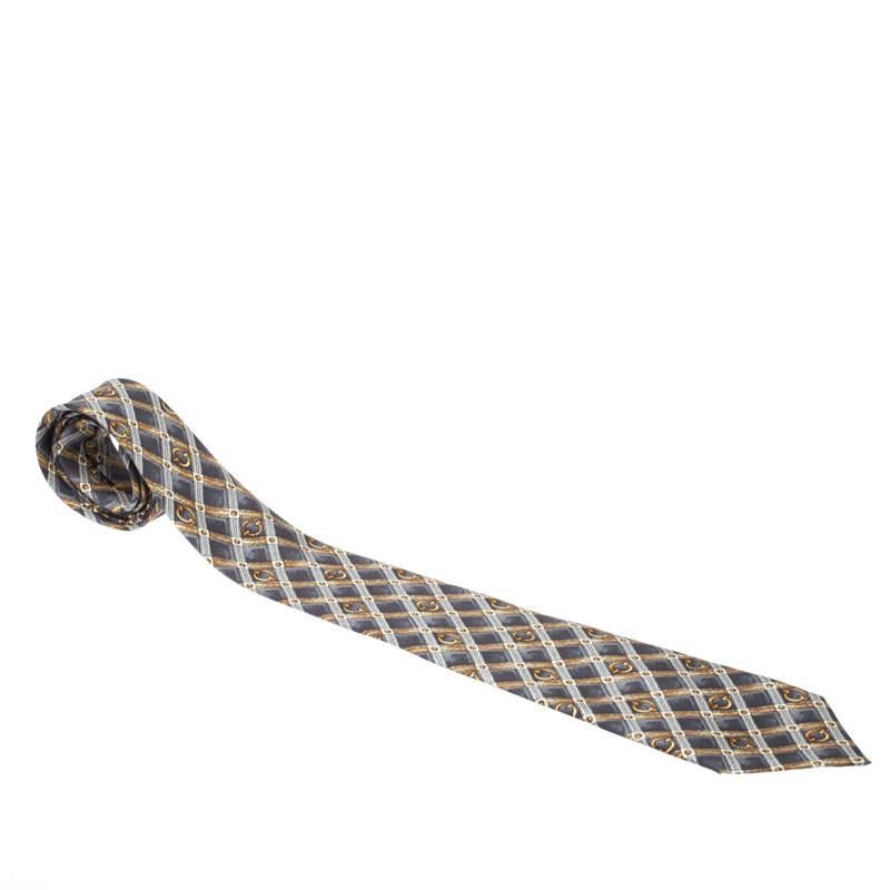 The sophisticated equestrian print on this silk tie from Celine Vintage will lend an elegant air to your daytime suiting. Adorned in the shades of grey and gold, the tie is tailored with a pointed tip and a keeper loop to the rear. 