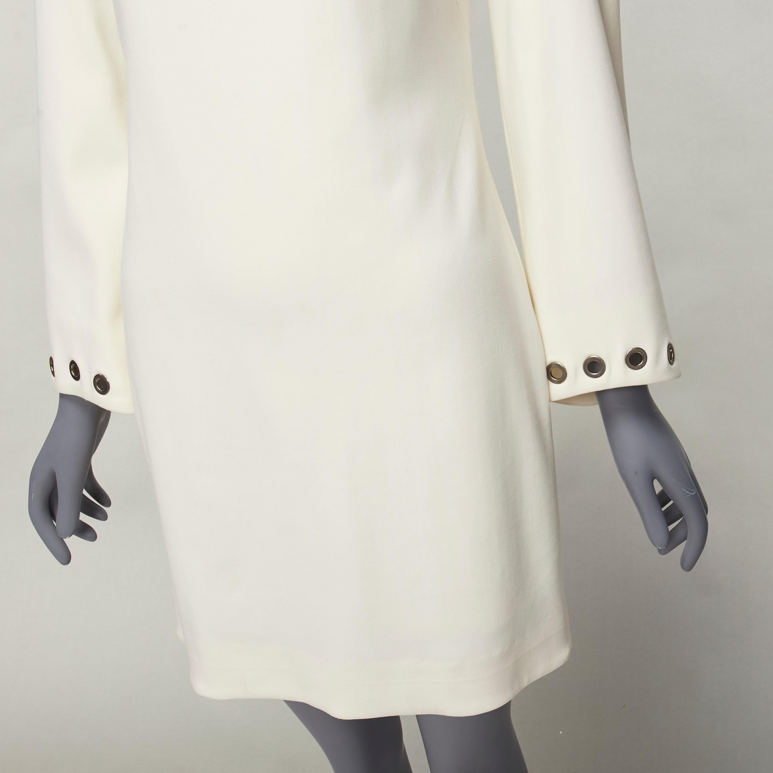 CELINE Vintage, mini robe à manches cloche en crêpe crème avec œillets
Référence : CC/A00404
Marque : Celine
Tel que vu sur : Barbara Meier
MATERIAL : Semblable à de la laine
Couleur : Crème, Argent
Motif : Solide
Fermeture : Zip
Doublure : Tissu