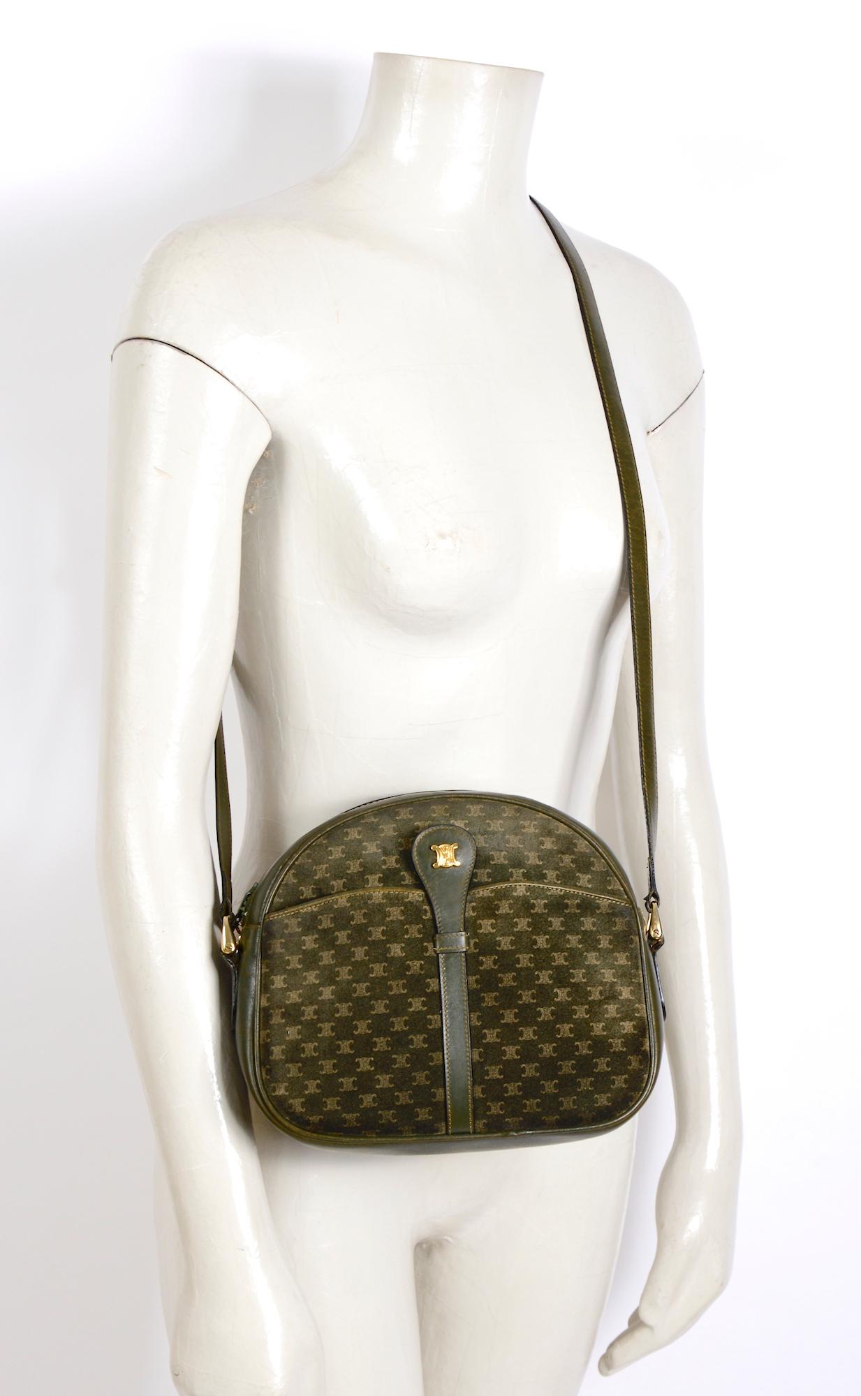 Vintage Celine hunter green trimmed with leather, suede crossbody bag.
This pre-owned bag has been well taken care of and aged beautifully, a few scratches here and there but no damage as you will find the corners in perfect condition.
One