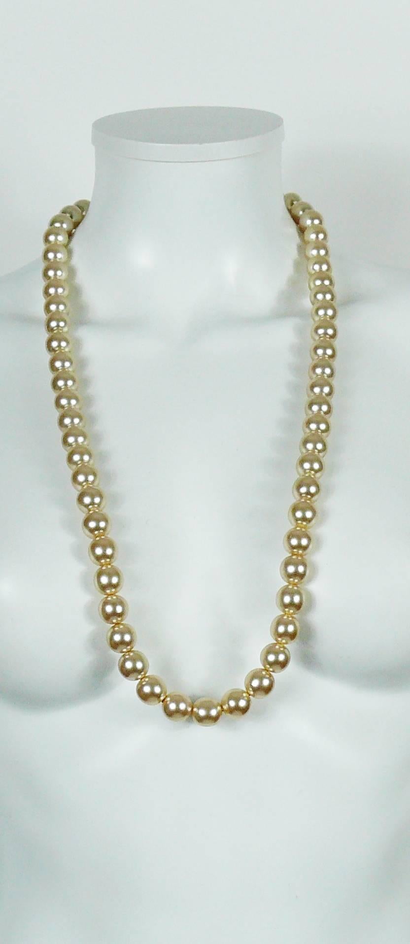 CELINE vintage large pearls necklace featuring a gold toned signature T-bar and ring clasp.

Can be worn as a necklace or a belt.

T-bar closure.
Embossed CELINE PARIS on the ring.

Indicative measurements : total length approx. 83.5 cm (32.87