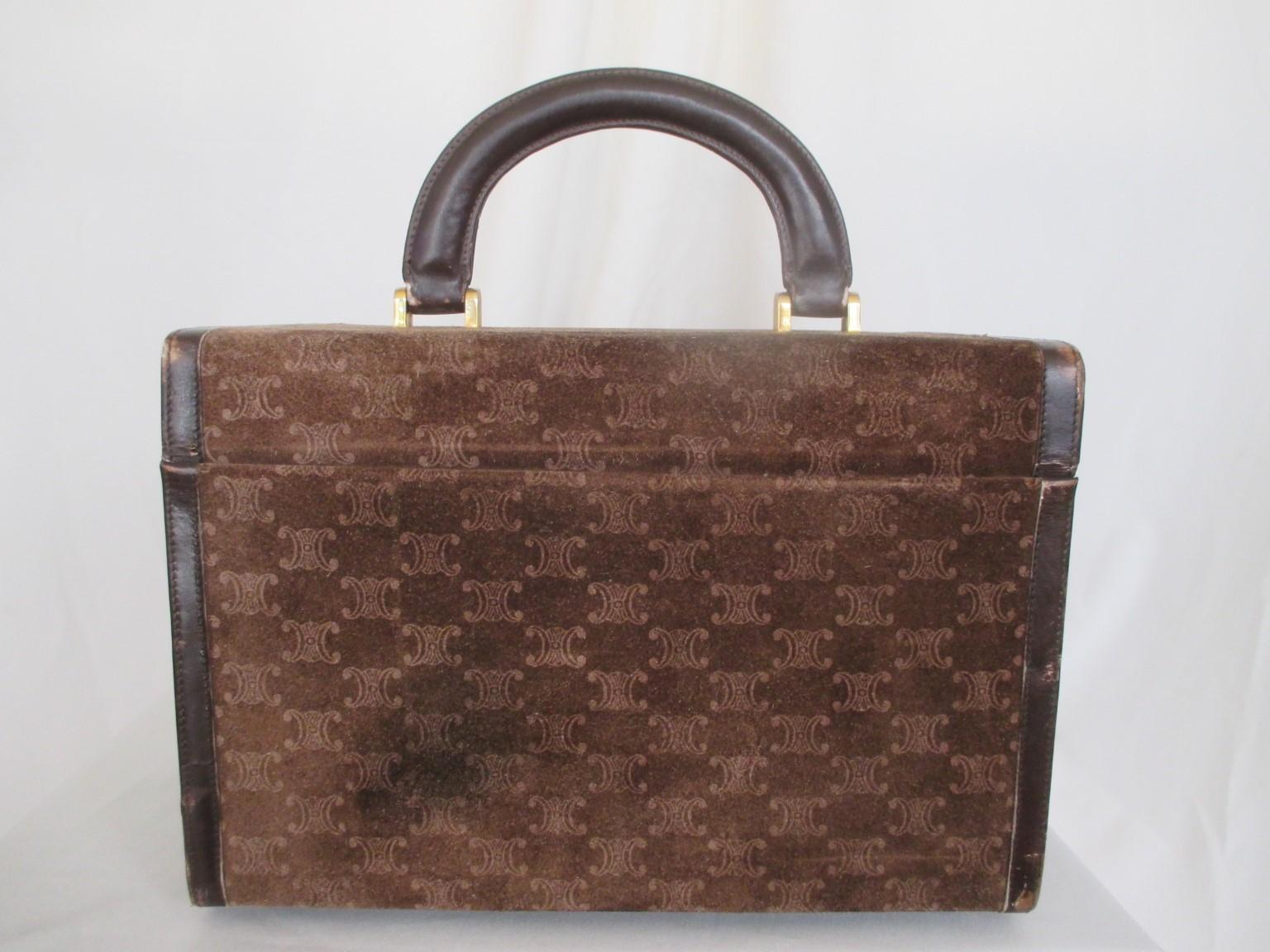 Celine authentic vintage cosmetic traveling case

View our frontstore for more exclusive items

Details:
Rare Celine vanity case from circa 70s.
In leather and dark brown suede with embossed macadam monogram logo.
With lock (no key) at the front and