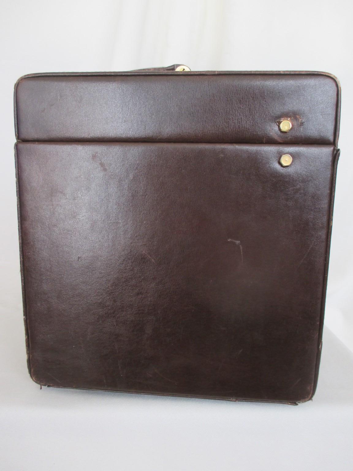 Celine Vintage Macadam Wildleder-Kosmetikkoffer, 1970er Jahre (Braun) im Angebot