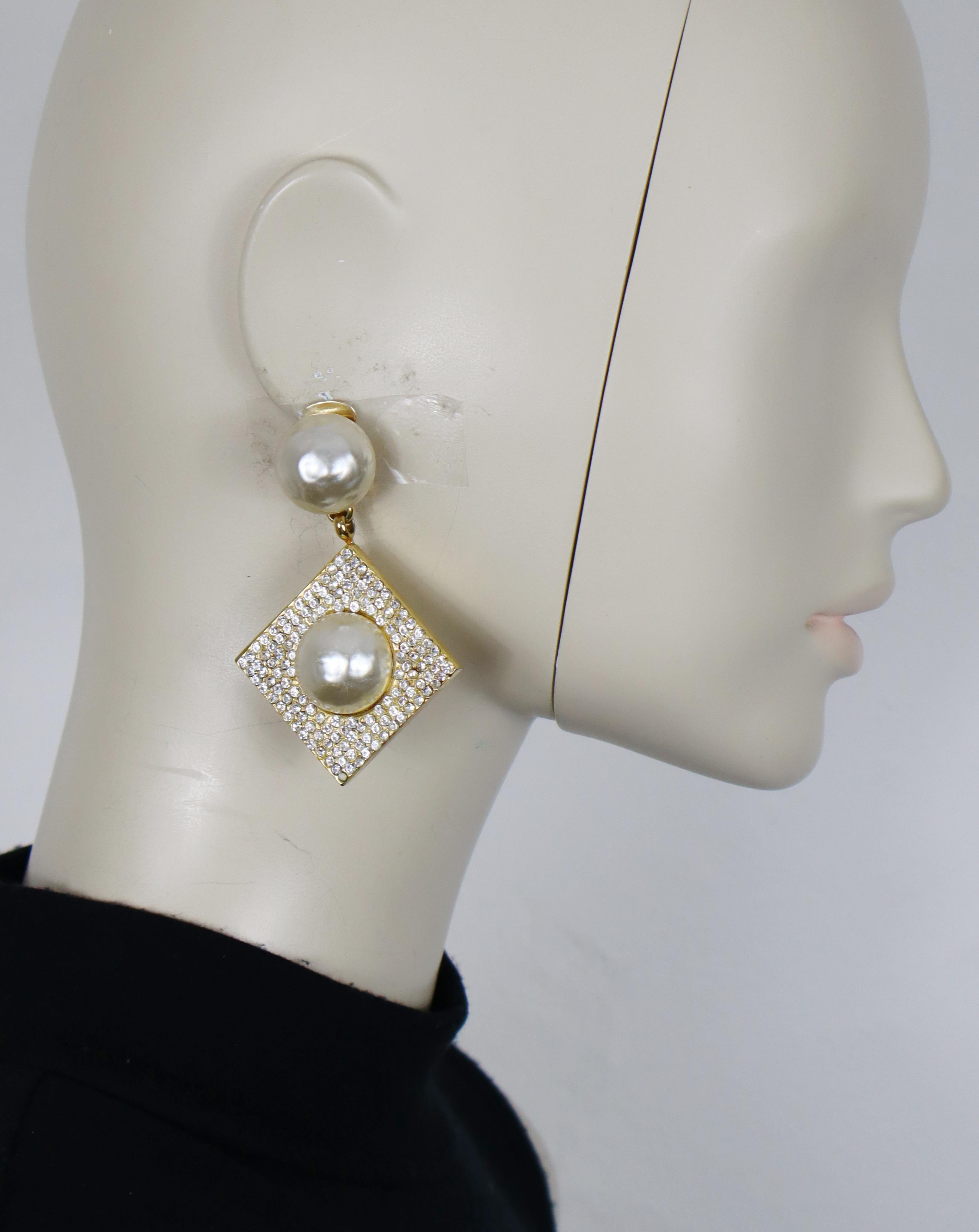 CELINE vintage massive gold tone dangle earrings (clip-on)  featuring a geometric square-shaped design, embellished with textured glass faux pearls and clear crystals.

Embossed CELINE 90 MADE IN ITALY.

Indicative measurements : max. height approx.