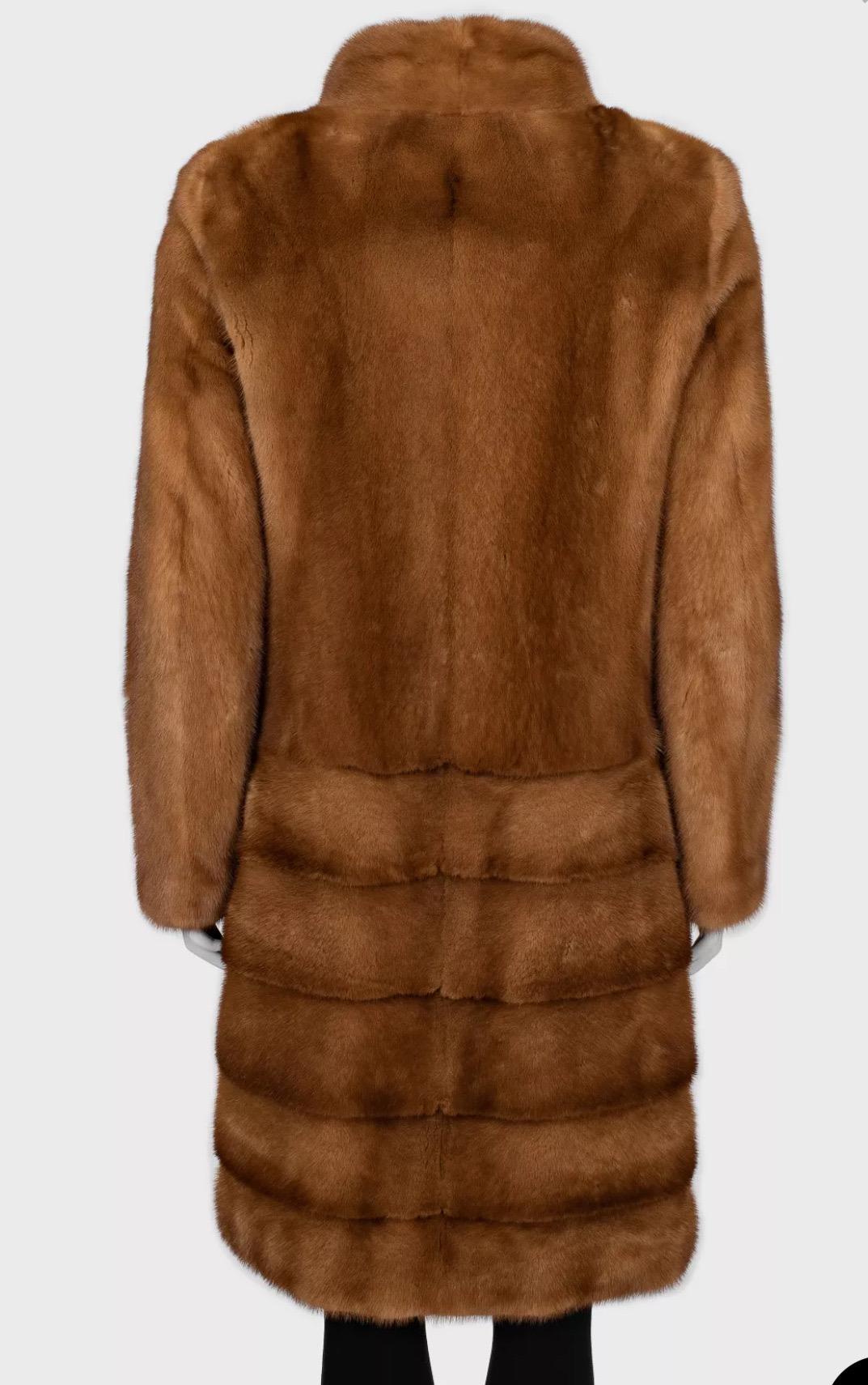 Cappotto di pelliccia, taglio dritto
	-	Materiale: 100% pelliccia di visone; Fodera: 100% acetato
	-	Colore: marrone
	-	Chiusura: Ganci
	-	Silhouette: Taglio dritto
	-	Condit: Molto buono, minimi segni di usura sulla fodera; si consiglia