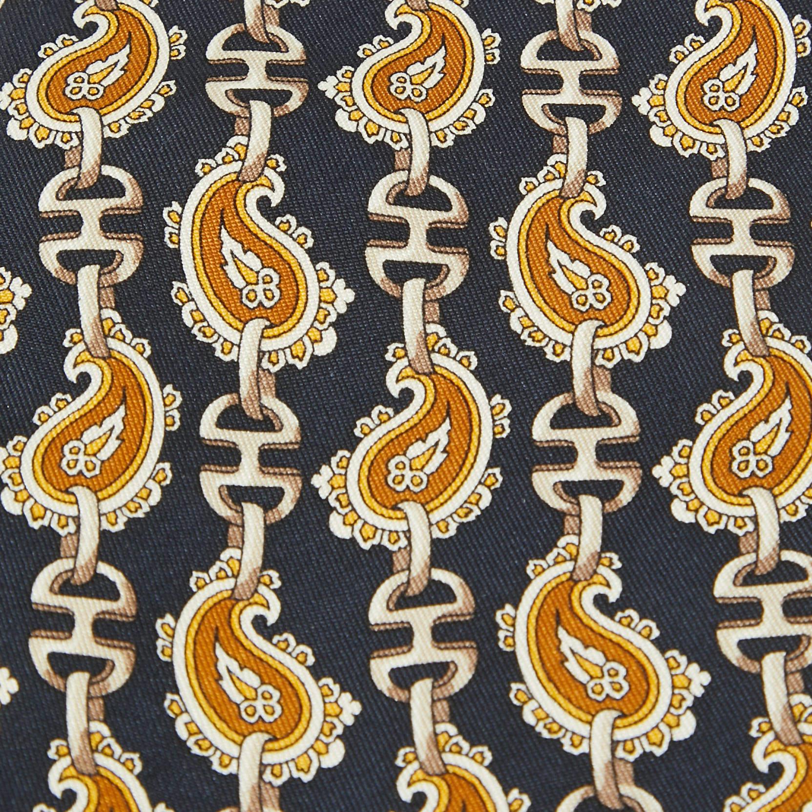 This tie is a perfect formal accessory that has a sharp and modern appeal. Made from luxurious materials it features intricate patterns and the brand label is neatly stitched at the back. It is sure to add oodles of style to your blazers.