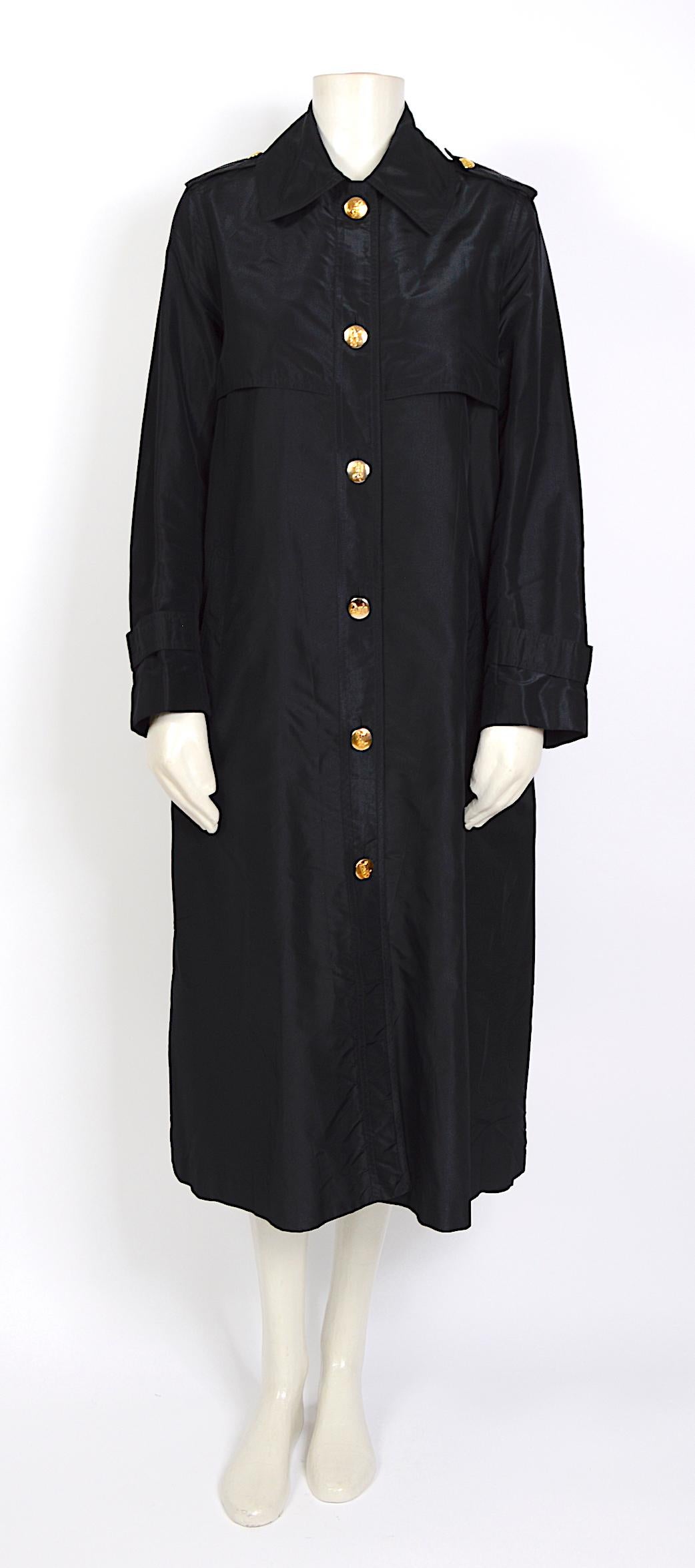 Manteau en taffetas croustillant de soie noire et boutons dorés signé Celine vintage Pour femmes en vente