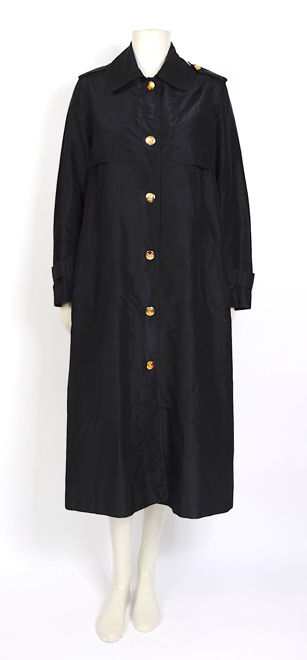 Celine Vintage-Mantel aus schwarzem Seidentaft mit goldenen Knöpfen und schwarzem Saum im Angebot 1