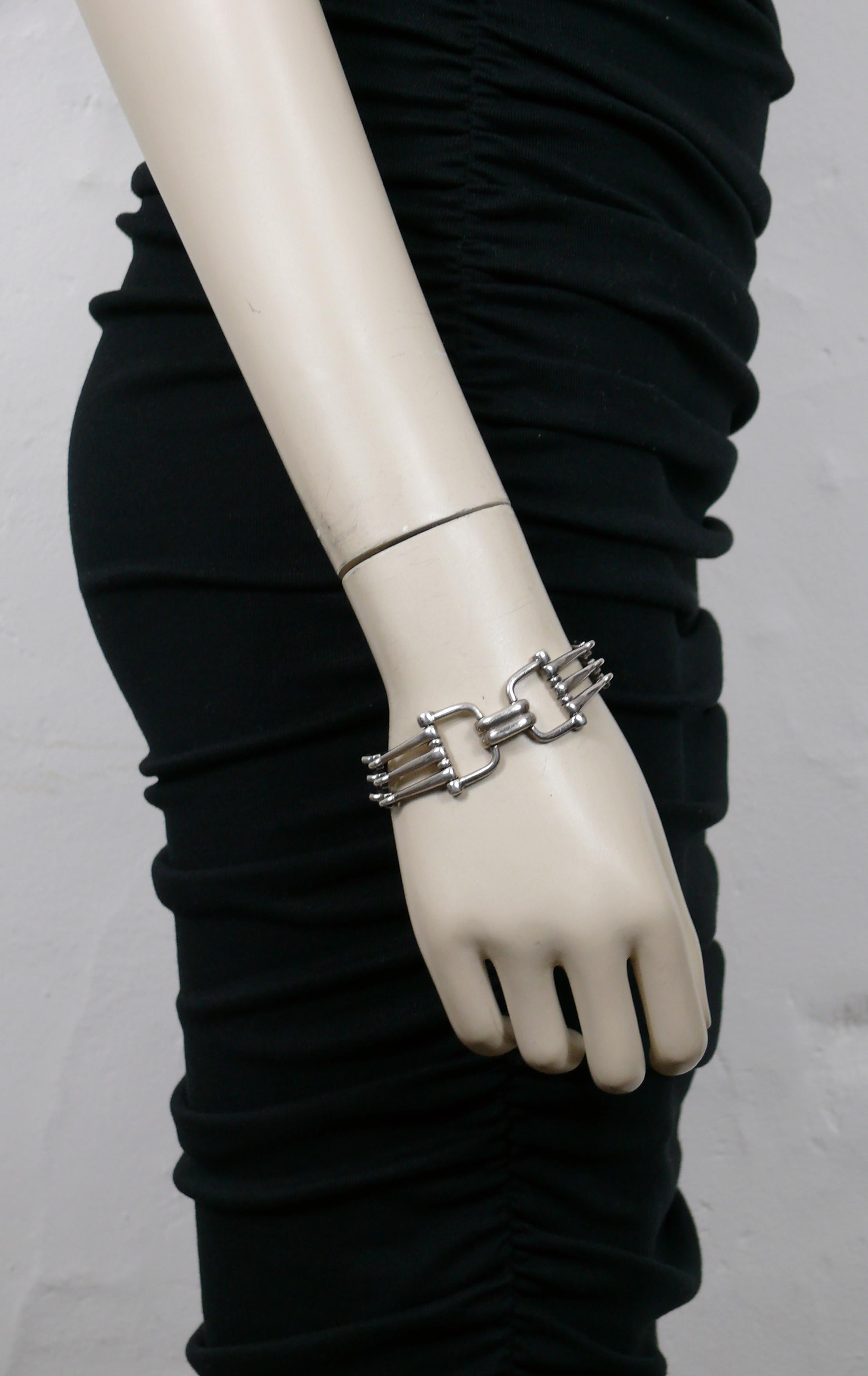 CELINE bracelet mors argenté vintage.

Fermeture sécurisée par un fermoir.

Gaufrage CELINE PARIS (partiellement effacé), Made in France et ARGENT 800 (argent 800).
Poinçon d'orfèvre.
Argent français 800 poinçons représentant un crabe.

Mesures
