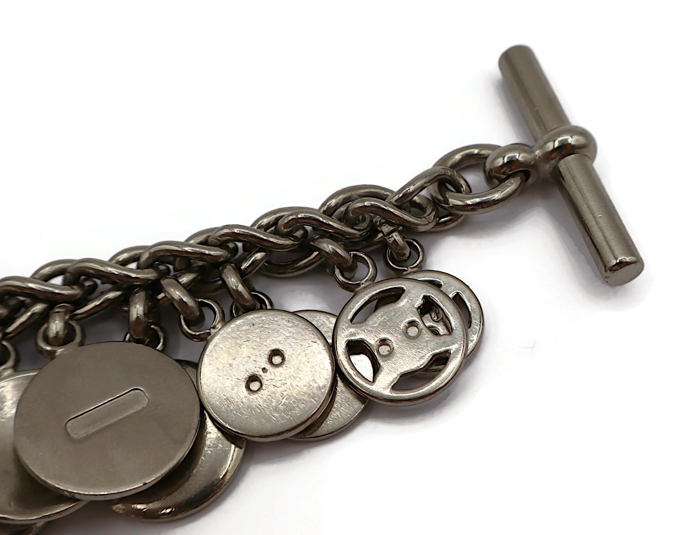 CELINE Bracciale vintage con medaglione di monete in tonalità argento con charm a catena A Link in vendita 12