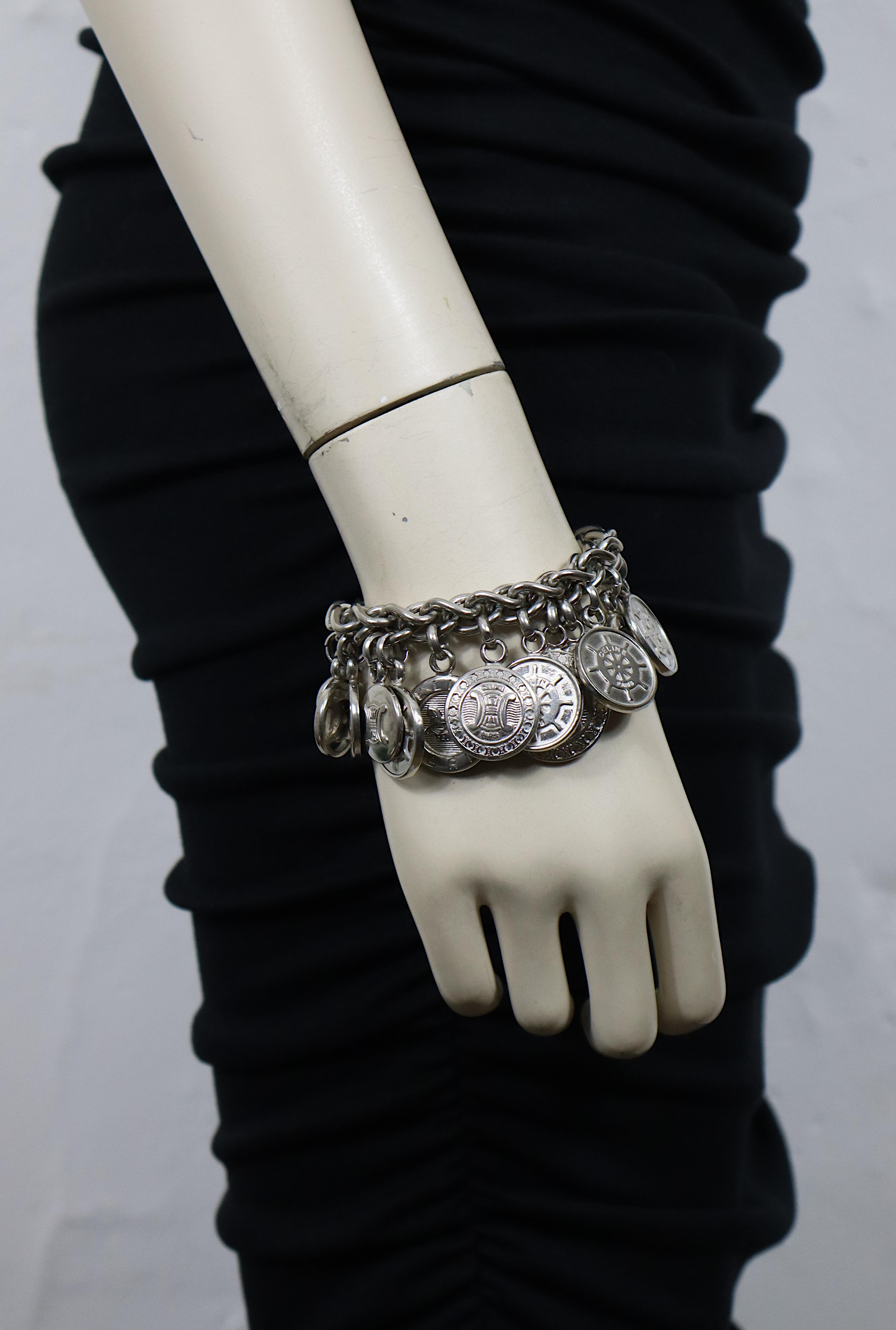 Bracciale vintage Celine in argento con catena di spiga di grano e numerosi charms a forma di medaglione.

Chiusura a levetta.

CELINE PARIS in rilievo Made in Italy.

Misure indicative: lunghezza circa 19 cm (7,48 pollici) / diametro del charme più