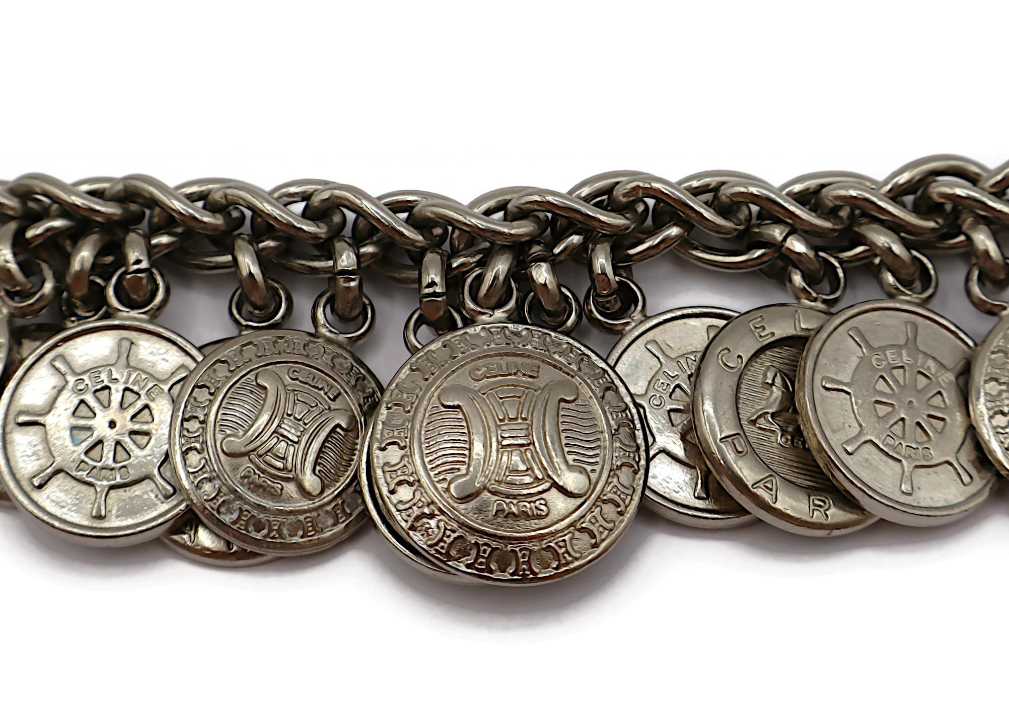 CELINE Bracciale vintage con medaglione di monete in tonalità argento con charm a catena A Link in vendita 2