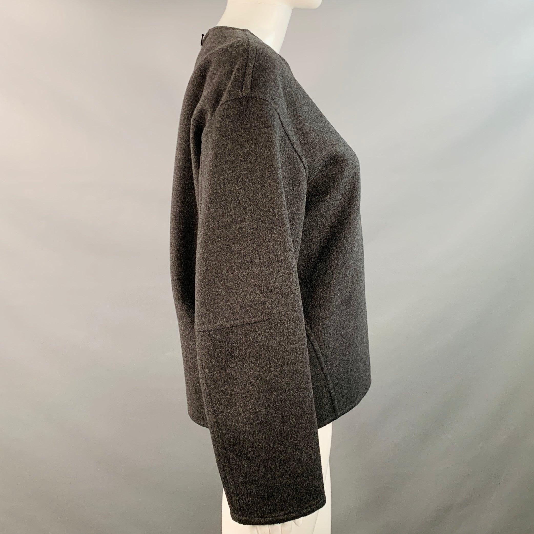 Pullover vintage di Celine
in misto lana vergine e cashmere grigio antracite, con maniche lunghe e girocollo con cerniera posteriore. Made in Italy. Eccellente condizione di usato. 

Contrassegnato:   FR 38 

Misure: 
 
Spalla: 19 pollici Busto: 40