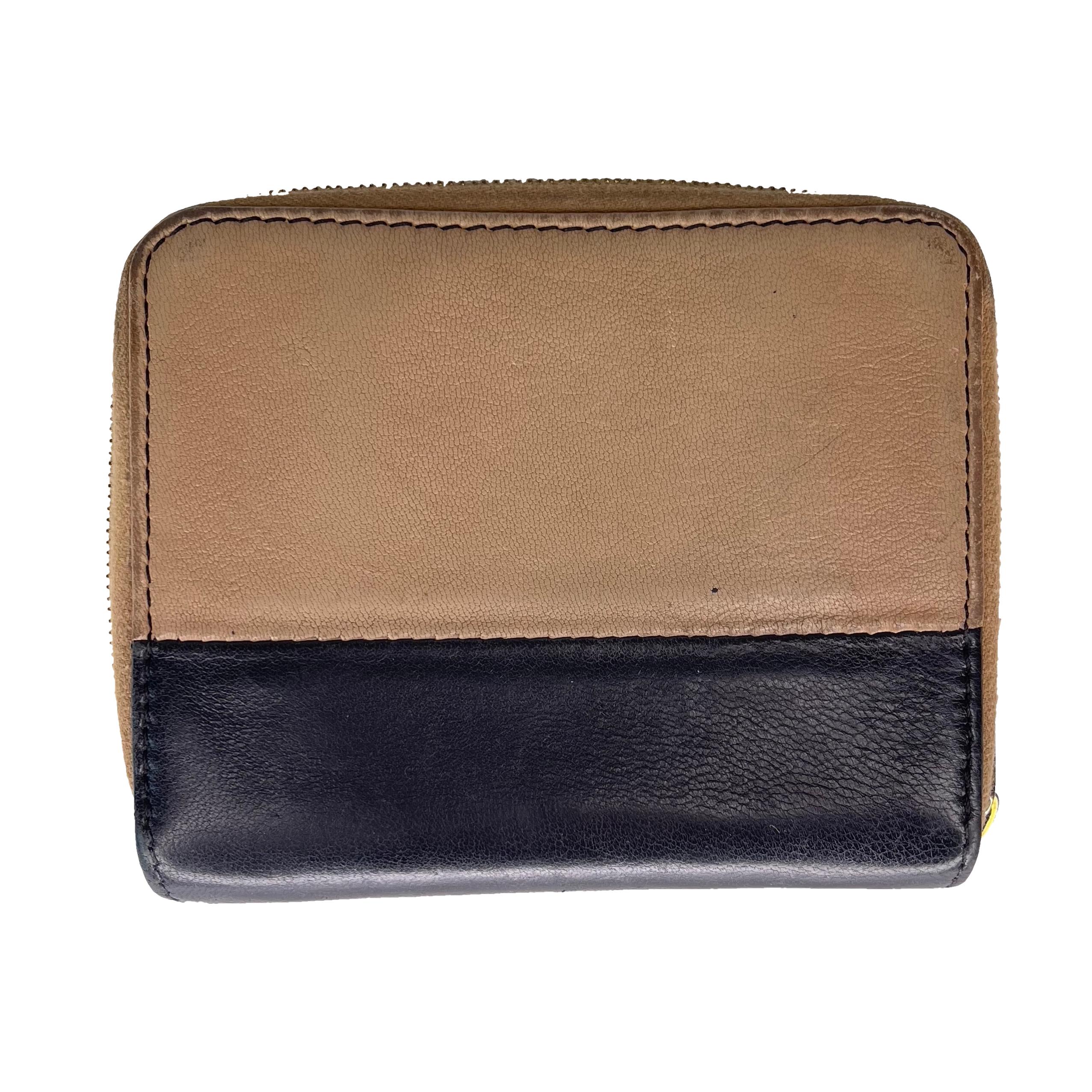 COLOR: Beige
MATERIAL: Leather
MEASURES: L 3.5” x W 5.4” x D 1”
CONDITION: Fair - signs of use with wear and tear throughout.