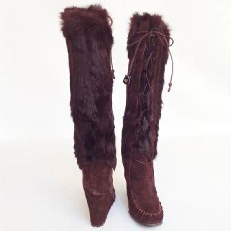 Celine boots in brown suede and fur with wedge heel.

The interior is in brown leather. The sole is compensated and is made of monogrammed rubber. The front of the boot is laced. They look like Indian boots. They are in perfect condition.

Made in