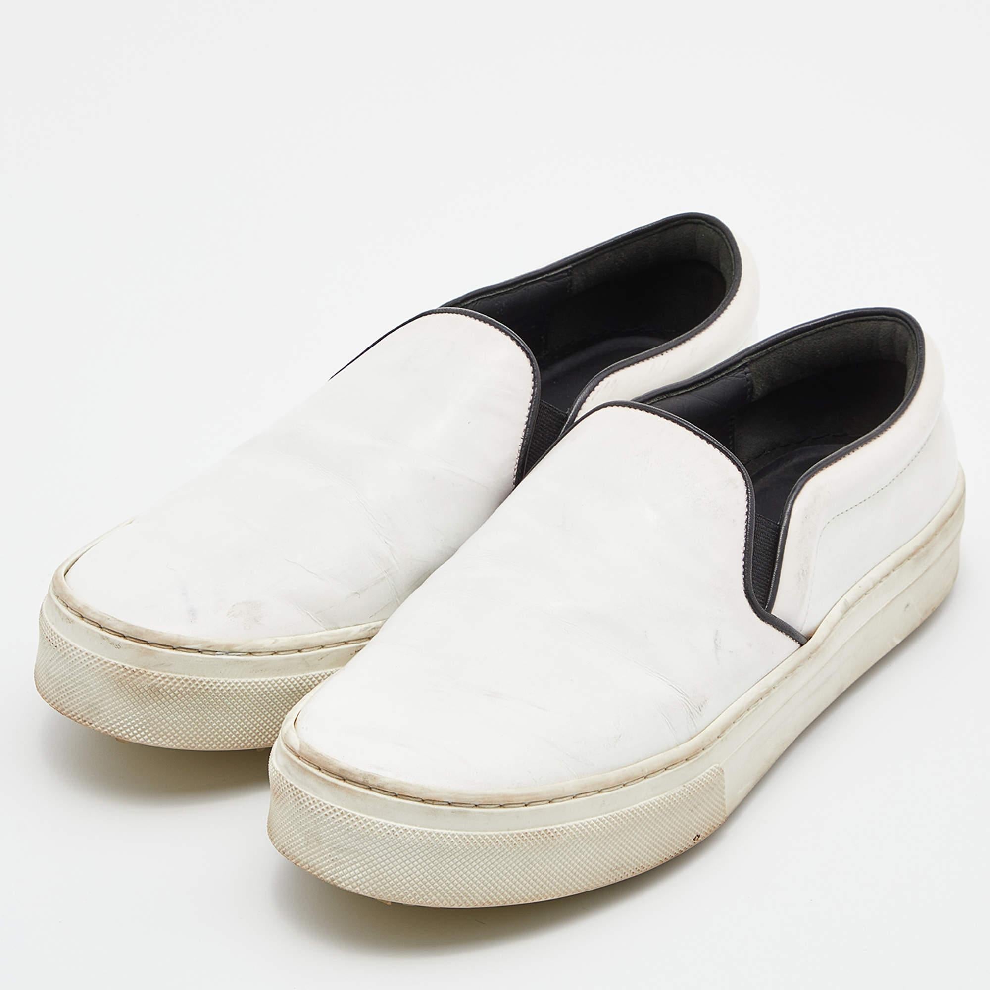 These well crafted designer shoes have got you covered for all day plans. They come in a sleek design  and they look great on the feet.
