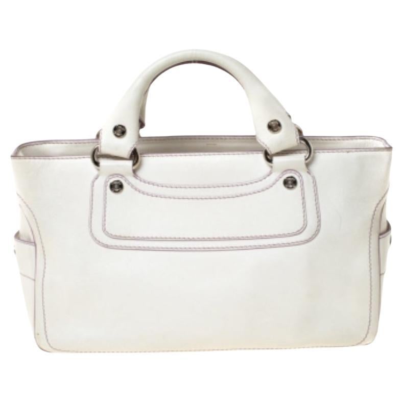 Idéal pour un usage quotidien, ce fourre-tout Boogie est une création de Celine. Il est fabriqué en cuir et doté d'un intérieur spacieux en tissu abritant de multiples poches. Ce joli sac est doté de deux anses pour que vous puissiez l'arborer.