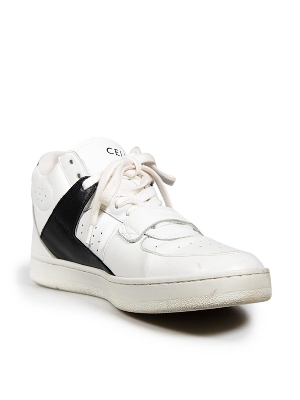 CONDITION is Very good. Minimal wear to the trainers is evident. Creasing to the leather on the vamp of both shoes. Discolouration to the rim of the sole, the laces and the inside of both shoes. Abrasion to the toe box of both shoes, the right side