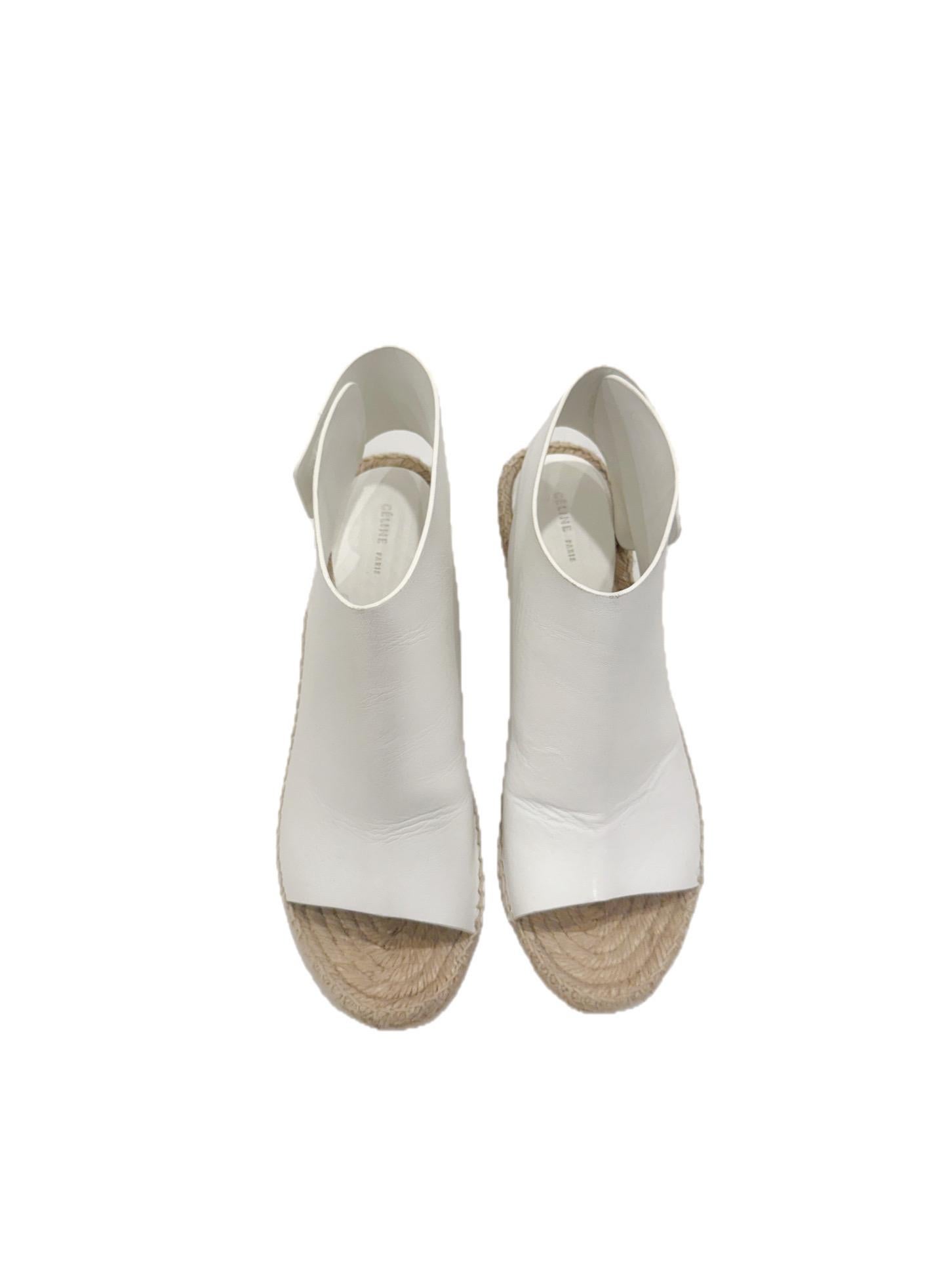 CÉLINE Espadrille-Wedges aus weißem Leder SS16/SS17 (Ära Phoebe Philo)
Größe 38 - • Hergestellt in Spanien

Ein wunderschön geformtes Paar Céline Wedges aus den späten Kollektionen von Phoebe Philo, gefertigt aus glattem weißem Kalbsleder und mit