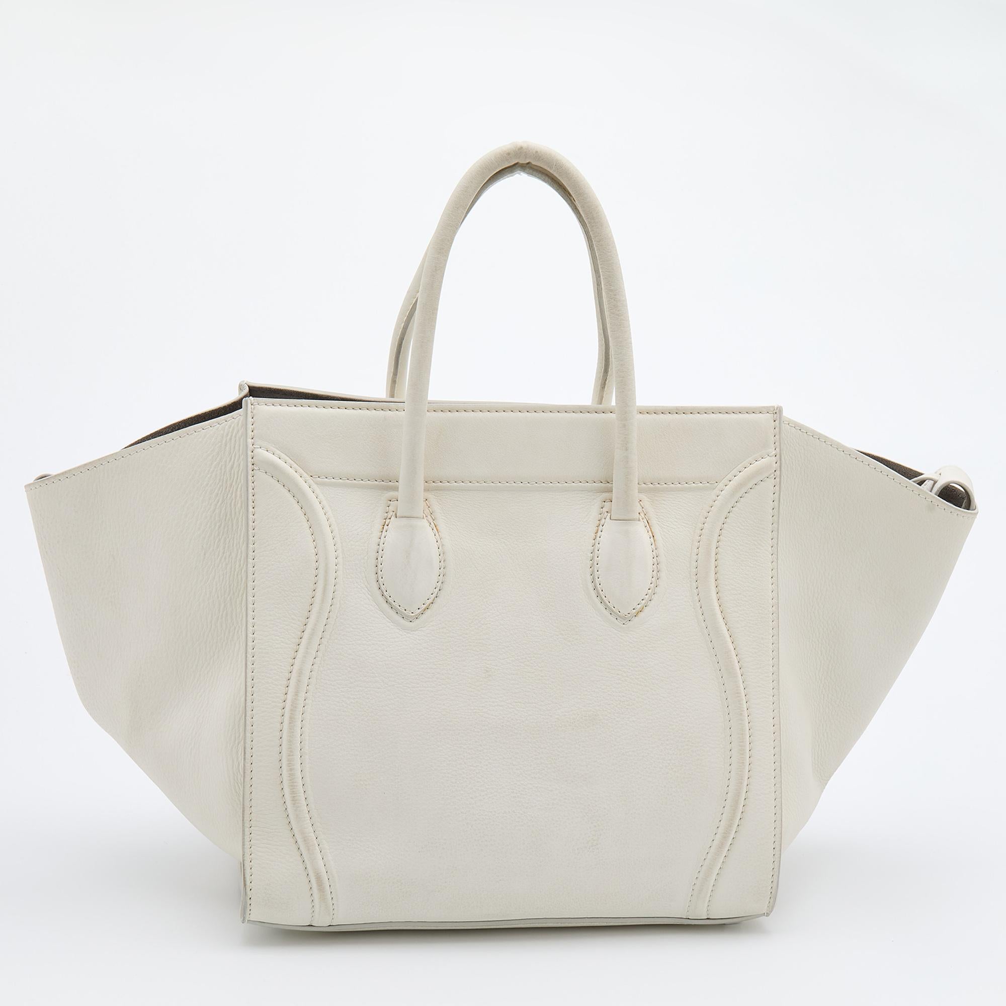 Totes like this are the perfect blend of fashion and functionality. Made from quality material on the exterior, this tote has sturdy handles, a spacious interior, and a classy design. This tote will be your favorite accessory.

Includes: Info