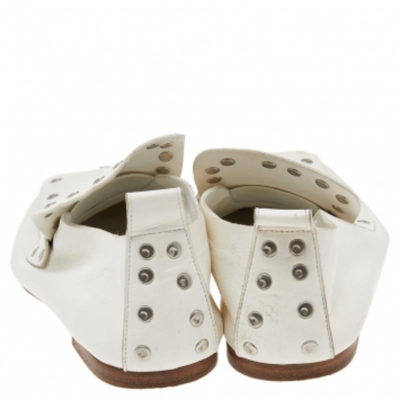 Mocassini con borchie di Celine in pelle bianca Taglia 36,5 In condizioni buone in vendita a Dubai, Al Qouz 2