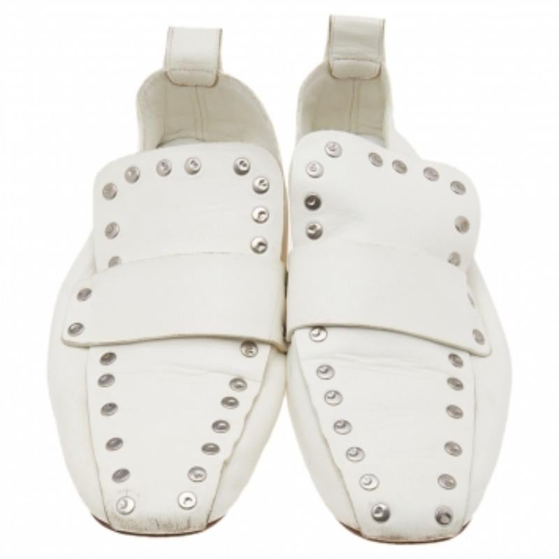 Donna Mocassini con borchie di Celine in pelle bianca Taglia 36,5 in vendita