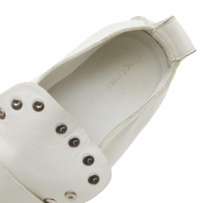 Mocassini con borchie di Celine in pelle bianca Taglia 36,5 in vendita 1