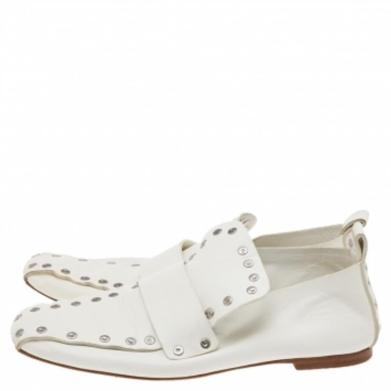 Mocassini con borchie di Celine in pelle bianca Taglia 36,5 in vendita 2