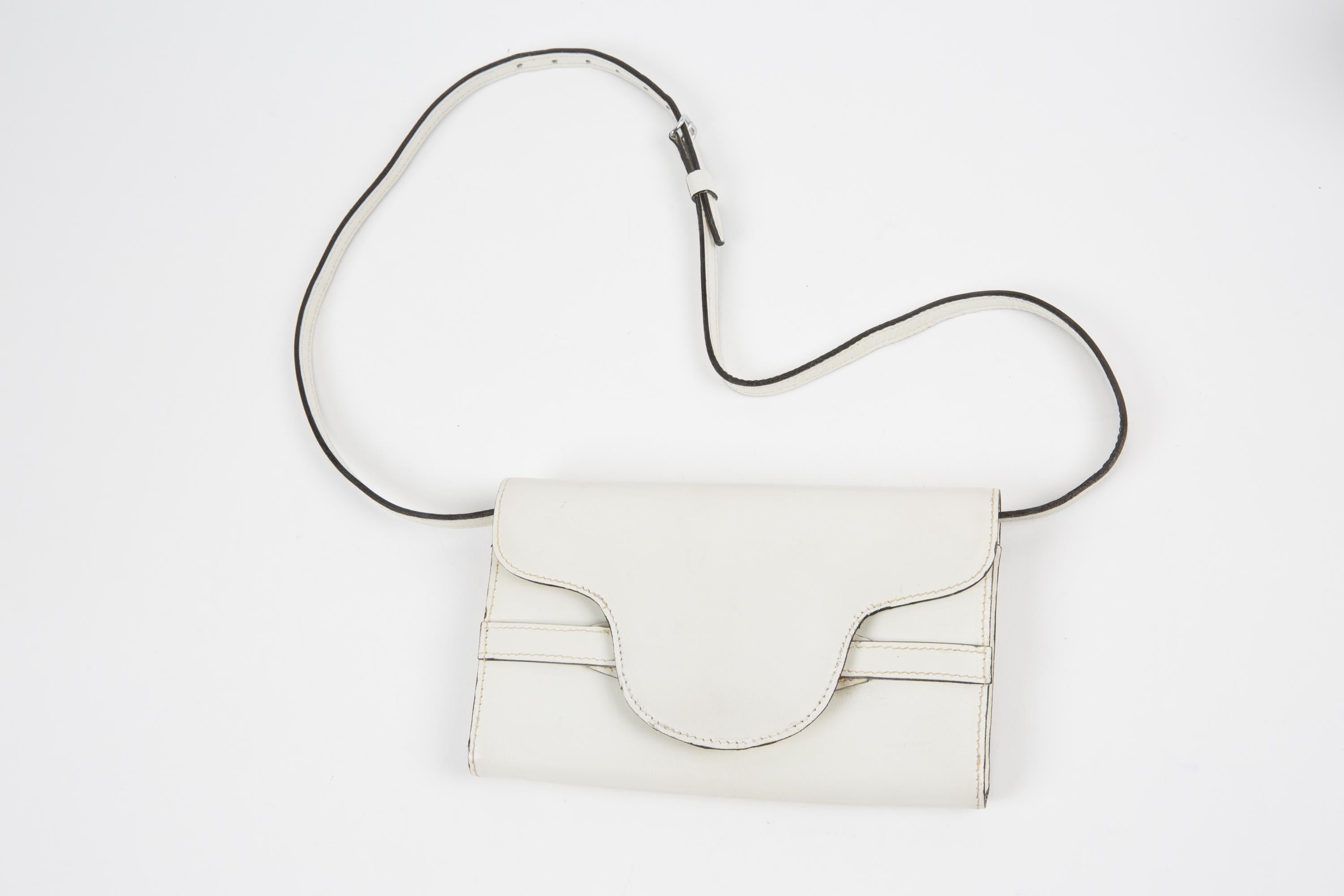 Bolso bandolera Celine de piel blanca con forma rectangular, abertura con broche de presión, asa de hombro desmontable, compartimentos interiores, herrajes plateados, correa de hombro desmontable y posibilidad de convertirlo en un bolso de mano.