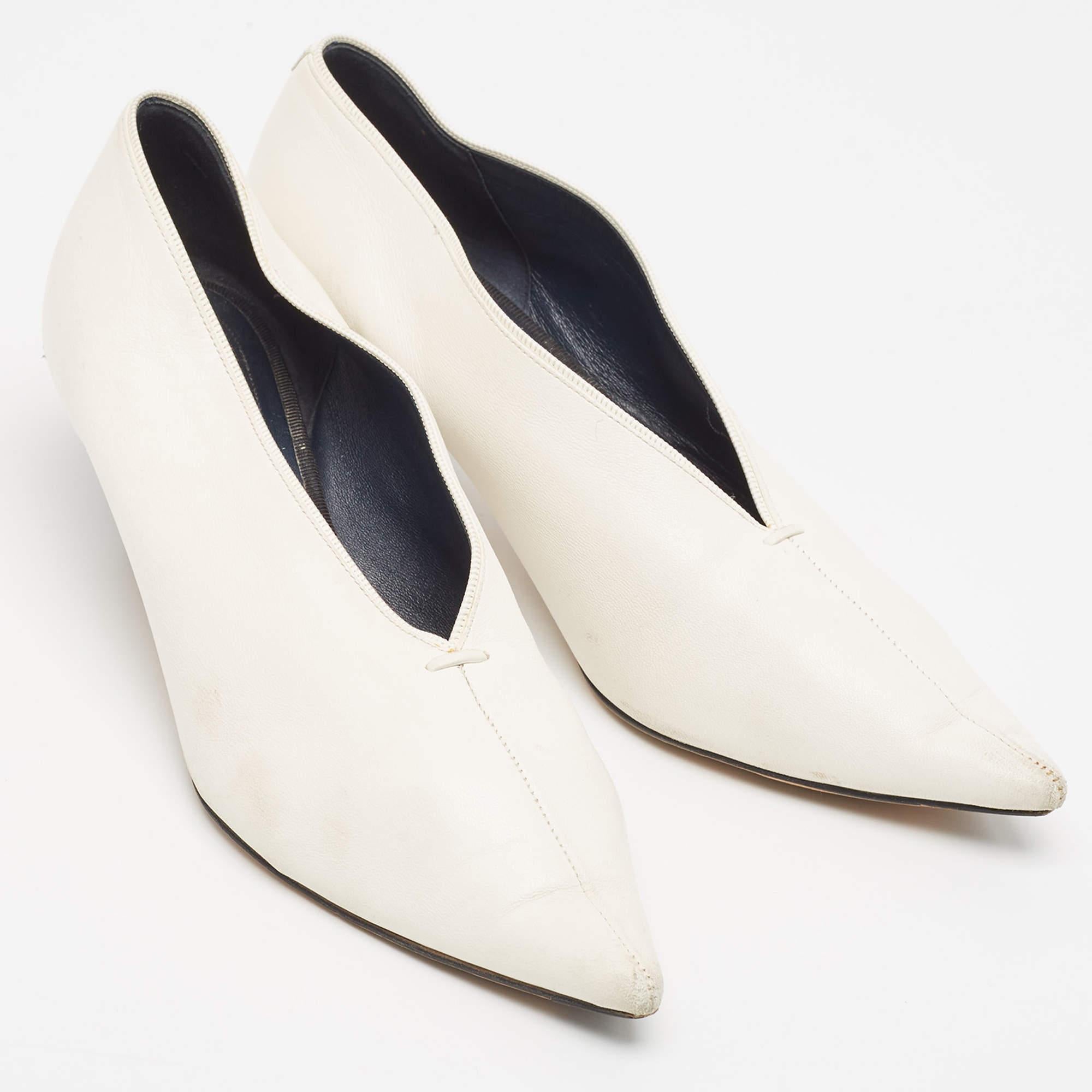 Escarpins à bout pointu en cuir blanc de Celine V.I.I. Taille 37 Bon état à Dubai, Al Qouz 2