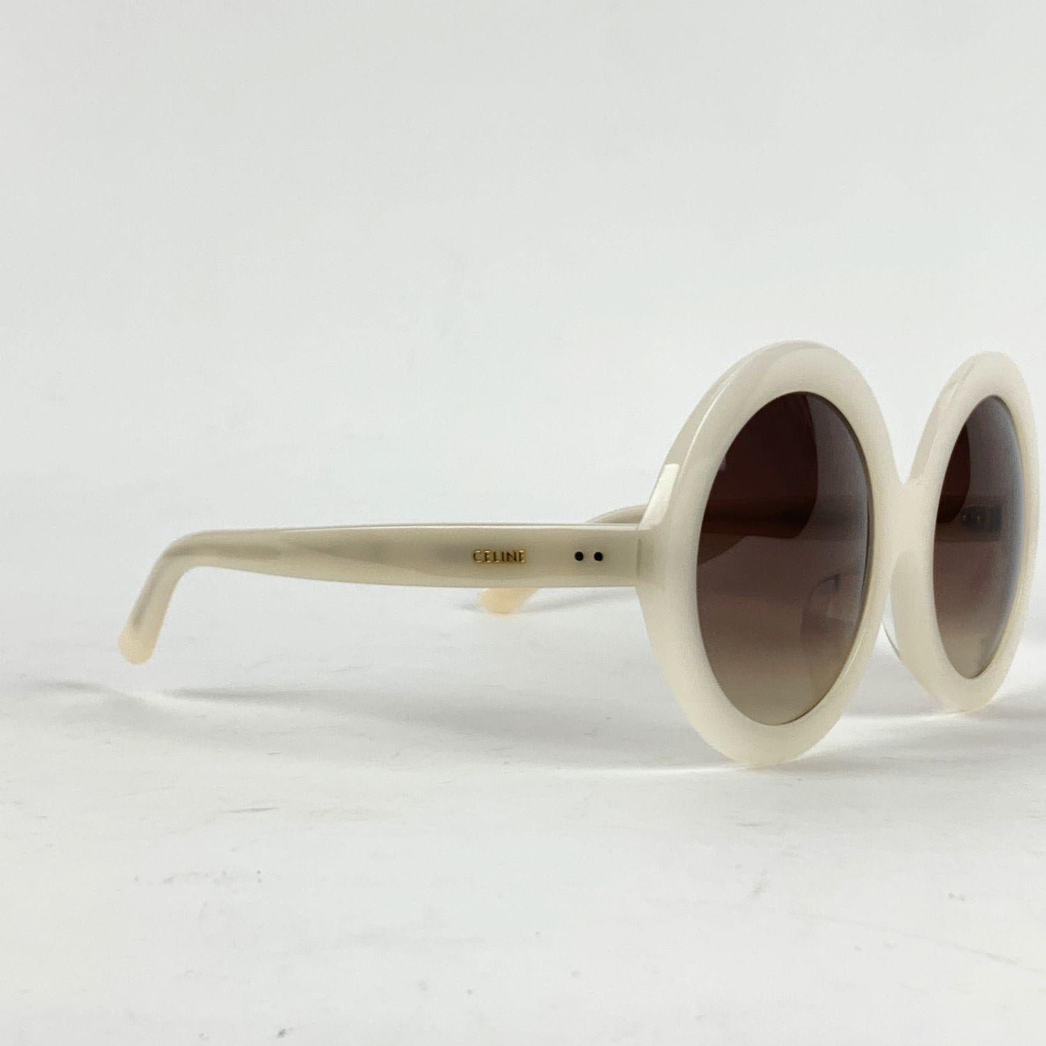 Céline oversize sunglasses mod. CL 40081U - 25F. Round-shaped frame in white color. Gold-toned Celine signatures on temple. Brown gradient lenses. 100% UV protection. Made in Italy. Mint & Boxed.

Details

MATERIAL: Acetate

COLOR: White

MODEL: