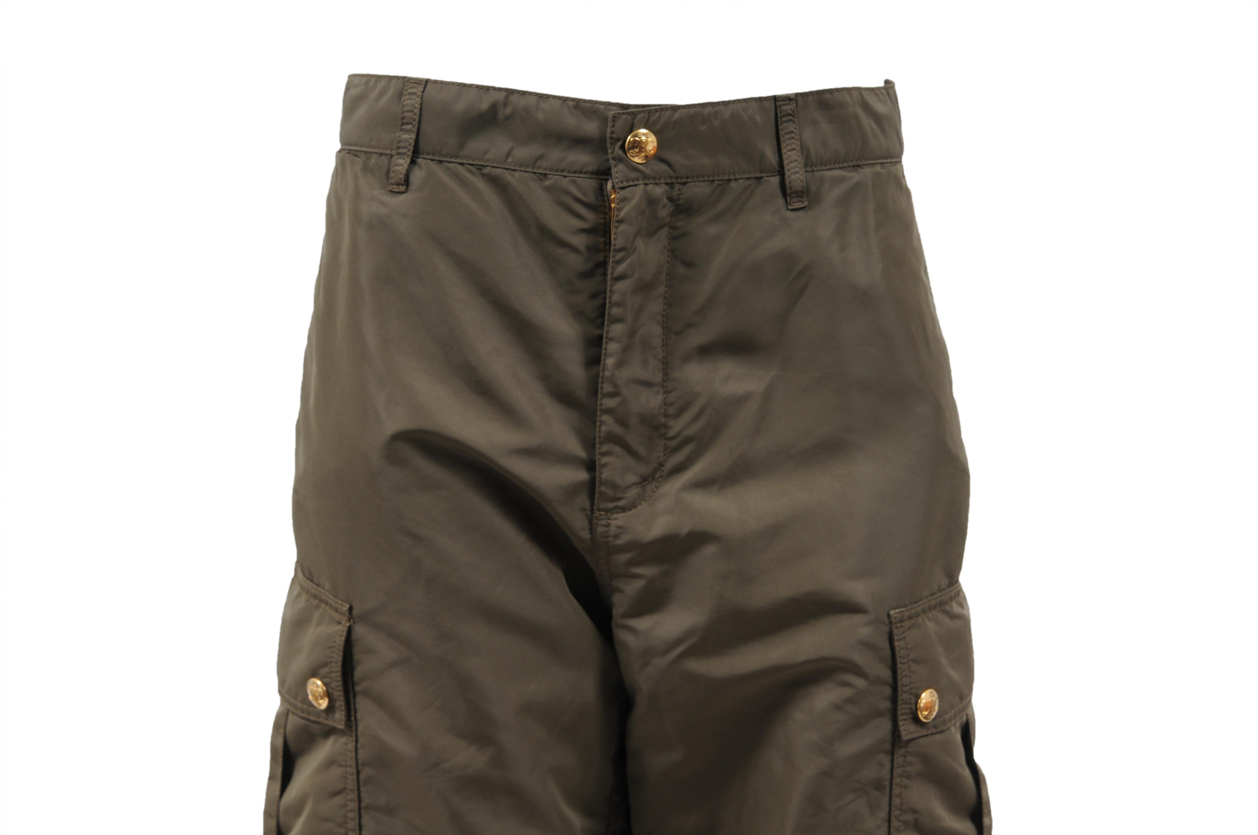 - Kakigrünes Äußeres

- Gesteppte Cargohose aus Nylon

- Tagged Größe 40

- Goldfarbene Hardware



Bedingung: 

Die Hosen sind in insgesamt anständigen Zustand mit keine größeren Mängel 



Abmessungen: ( Ungefähr in Zoll ) 

Taille: 16

Innennaht: