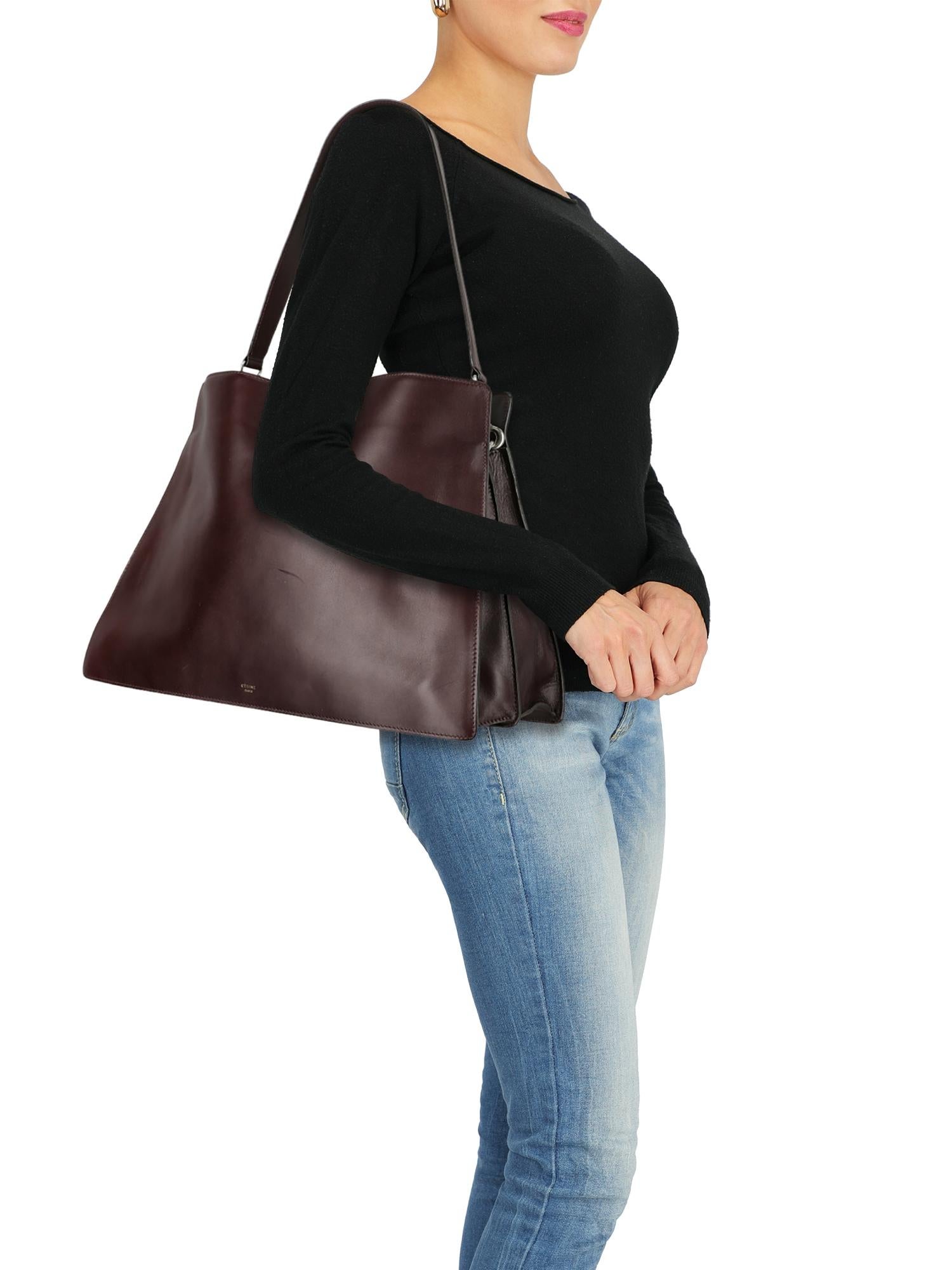 Bag, leather, solid color, front logo, clasp closure, silver-tone hardware, internal zipped pocket, internal pockets, day bag.

Includes: N/A

Product Condition: Good
Lining: negligible residues. External Leather: slightly visible deformation,