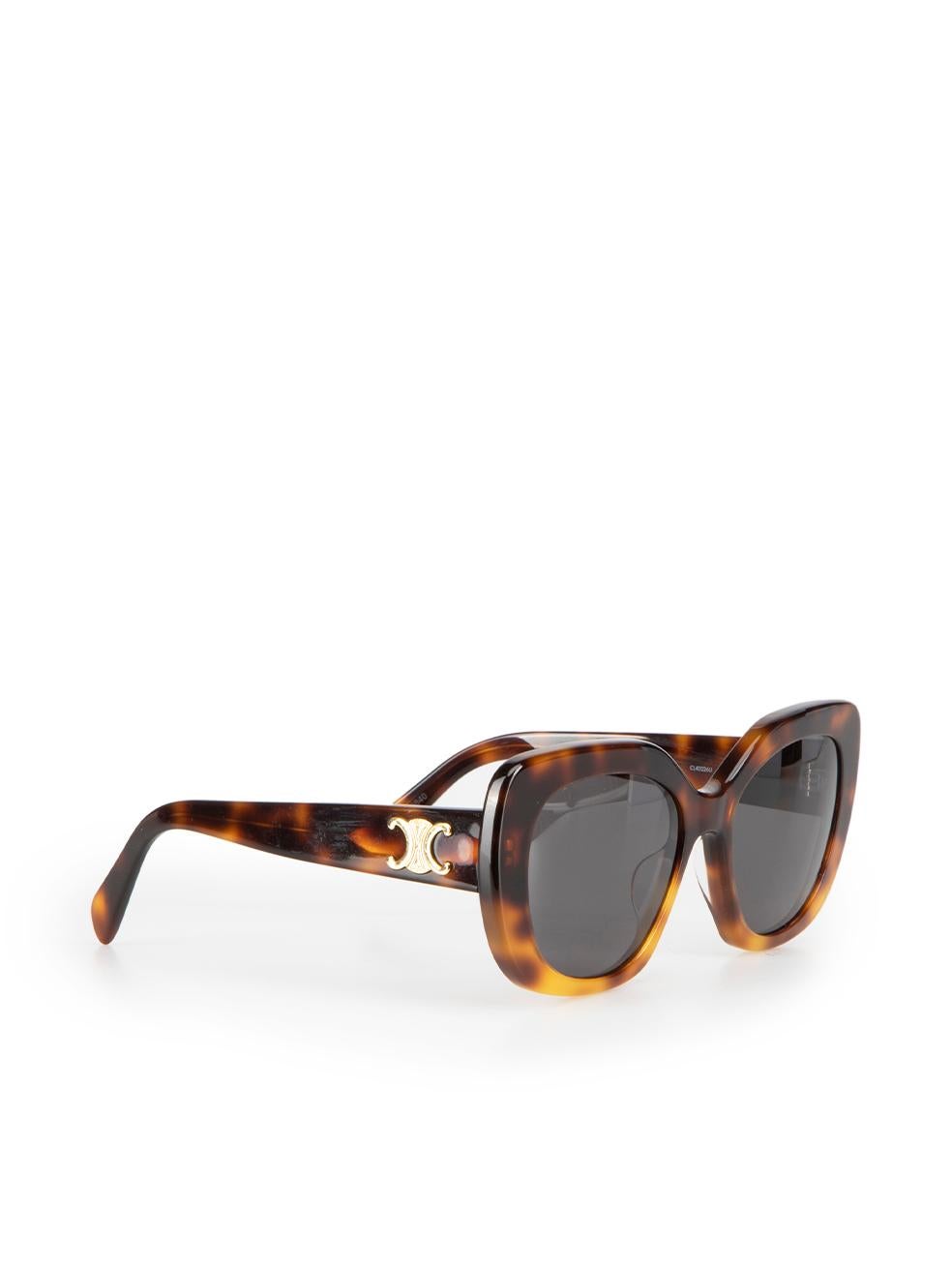 CONDITION is Very good. Hardly any visible wear to sunglasses is evident on this used Céline designer resale item. These sunglasses come with original case.



Details


Brown

Plastic

Oversized square sunglasses

Tortoiseshell pattern

Black