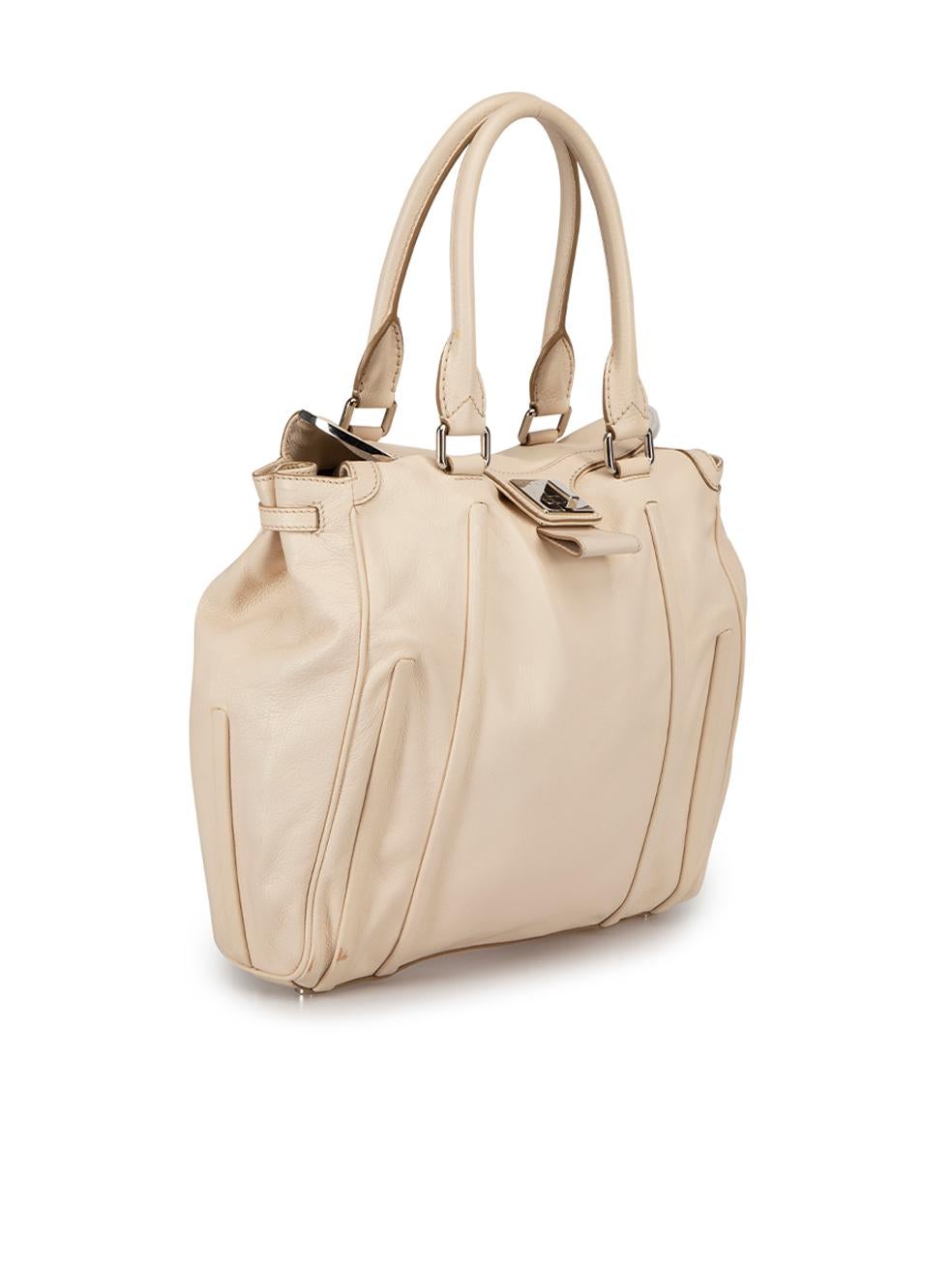 CONDITION is Very good. Minimal wear to bag is evident. Minimal wear to the front and base with scuffs on this used Céline designer resale item. This bag comes in original dust bag.



Details


Cream

Leather

Large tote bag

2x Rolled top