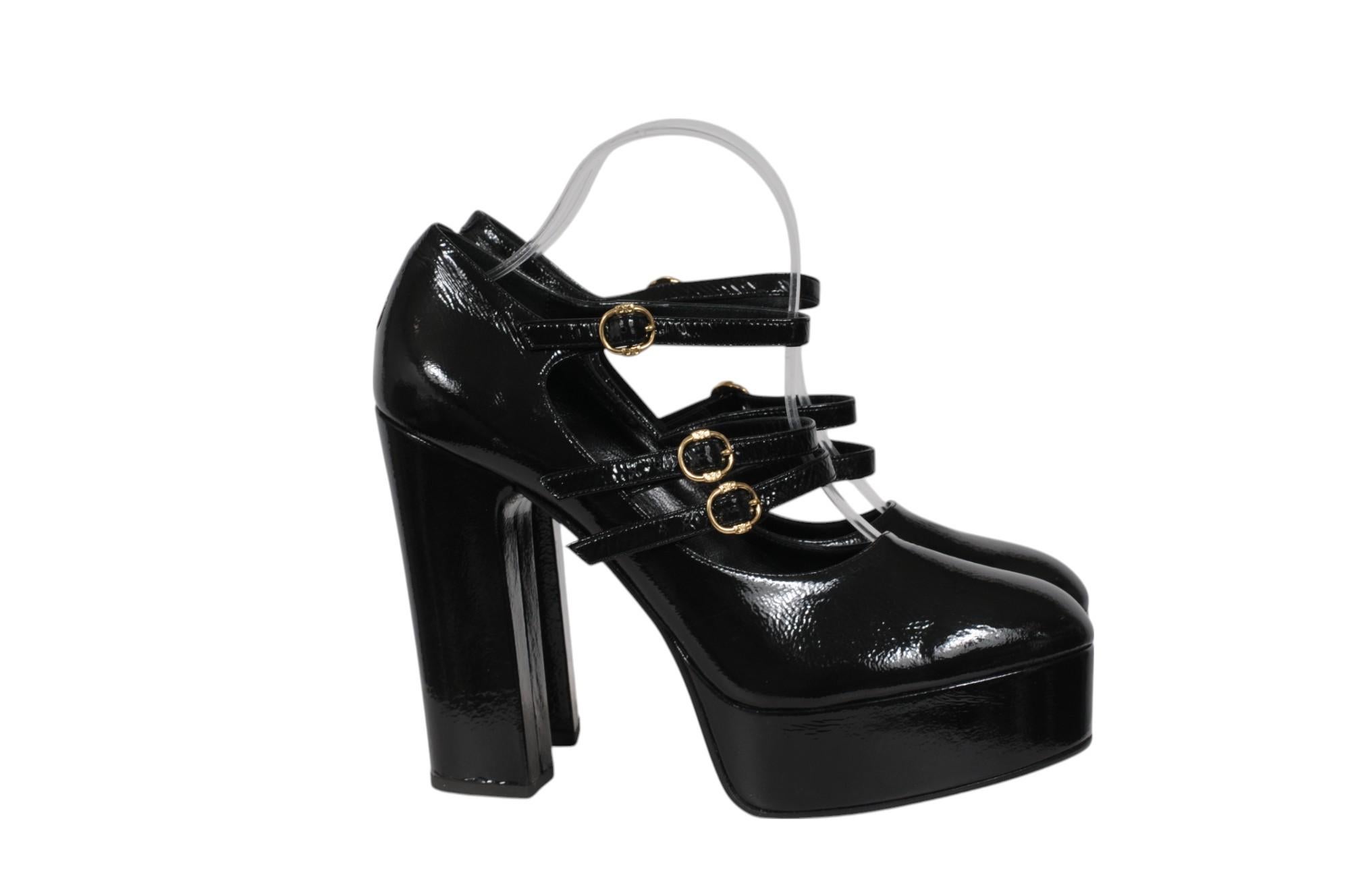 - Exterior de charol negro

- Tagged talla 40.5

- Sin caja



Estado: 

Las bombas están en general en muy buen estado, sin grandes imperfecciones 



Medidas: ( Aproximadamente En Pulgadas ) 

Plantilla: 10

Suela: 11