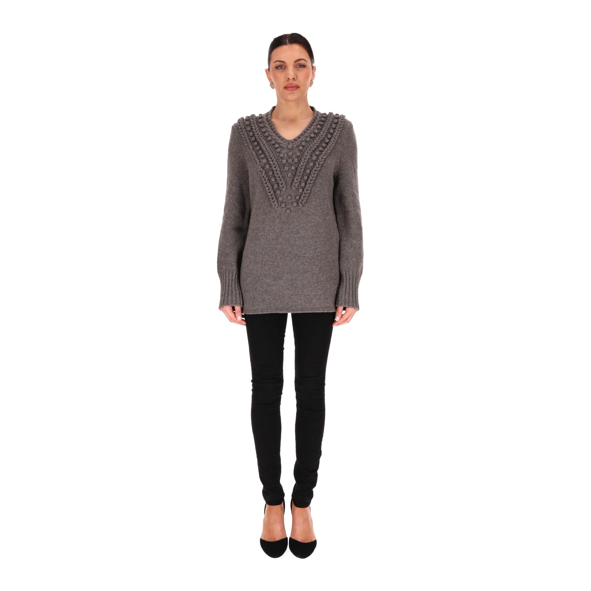 Maglione in misto lana e yak di Celine

Maglia grigia in misto lana e yak con disegno a maglia sul petto.

Caratterizzato da polsini a coste, scollo rotondo e maniche lunghe.

Prezzo di listino circa 1,600 euro

Taglia - XL

Condizioni - Molto