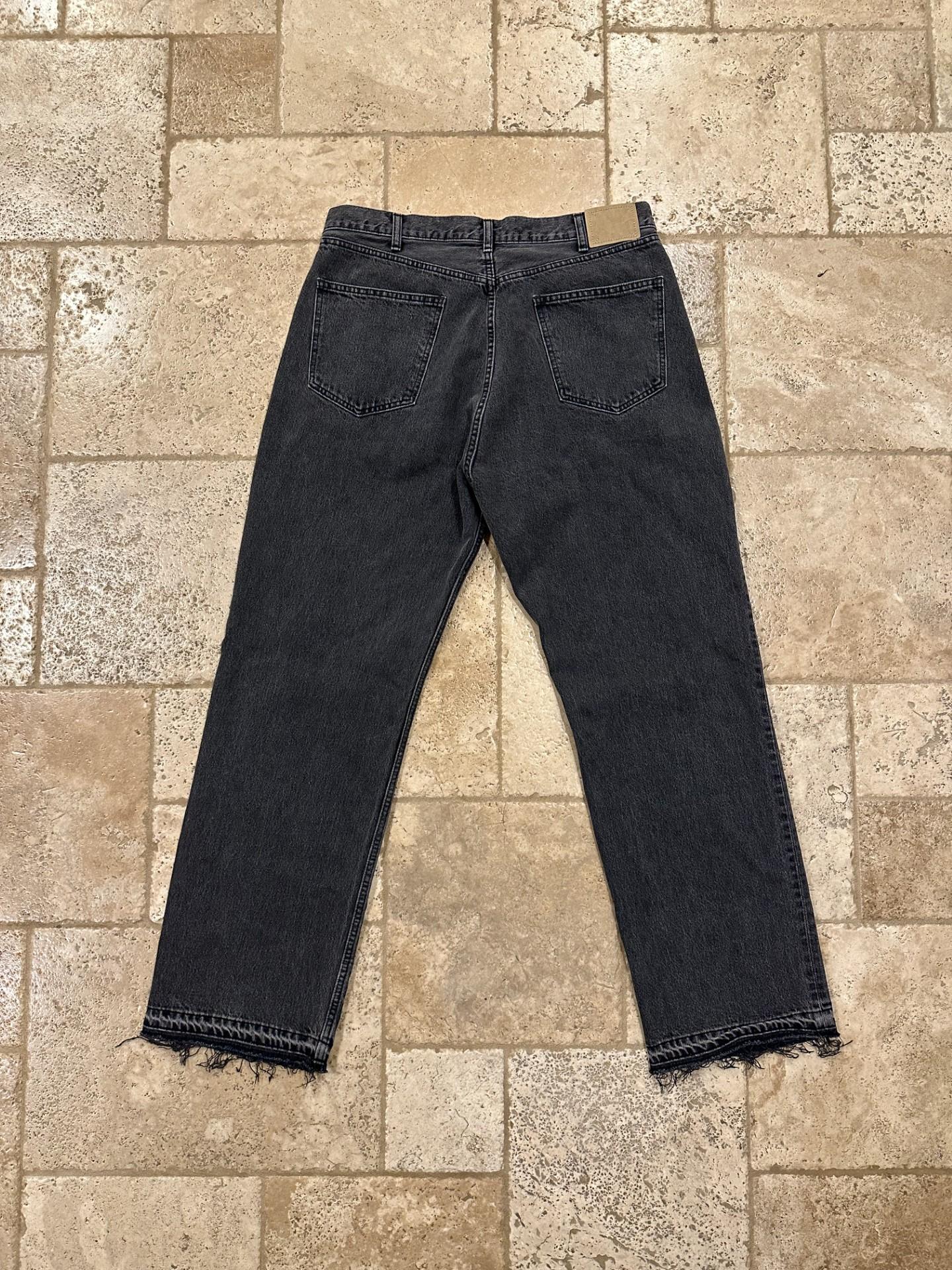 Celine x Hedi Charcoal Gray Wash Welsey Denim Jeans

Size 34
Brand new (only tried on)

Very rare and sought after Celine Wesley Denim Jeans
Sold out everywhere


Measurements:
Waist: 17.75”
Inseam: 32”
Leg opening: 9.5”
Front rise: 13.75”