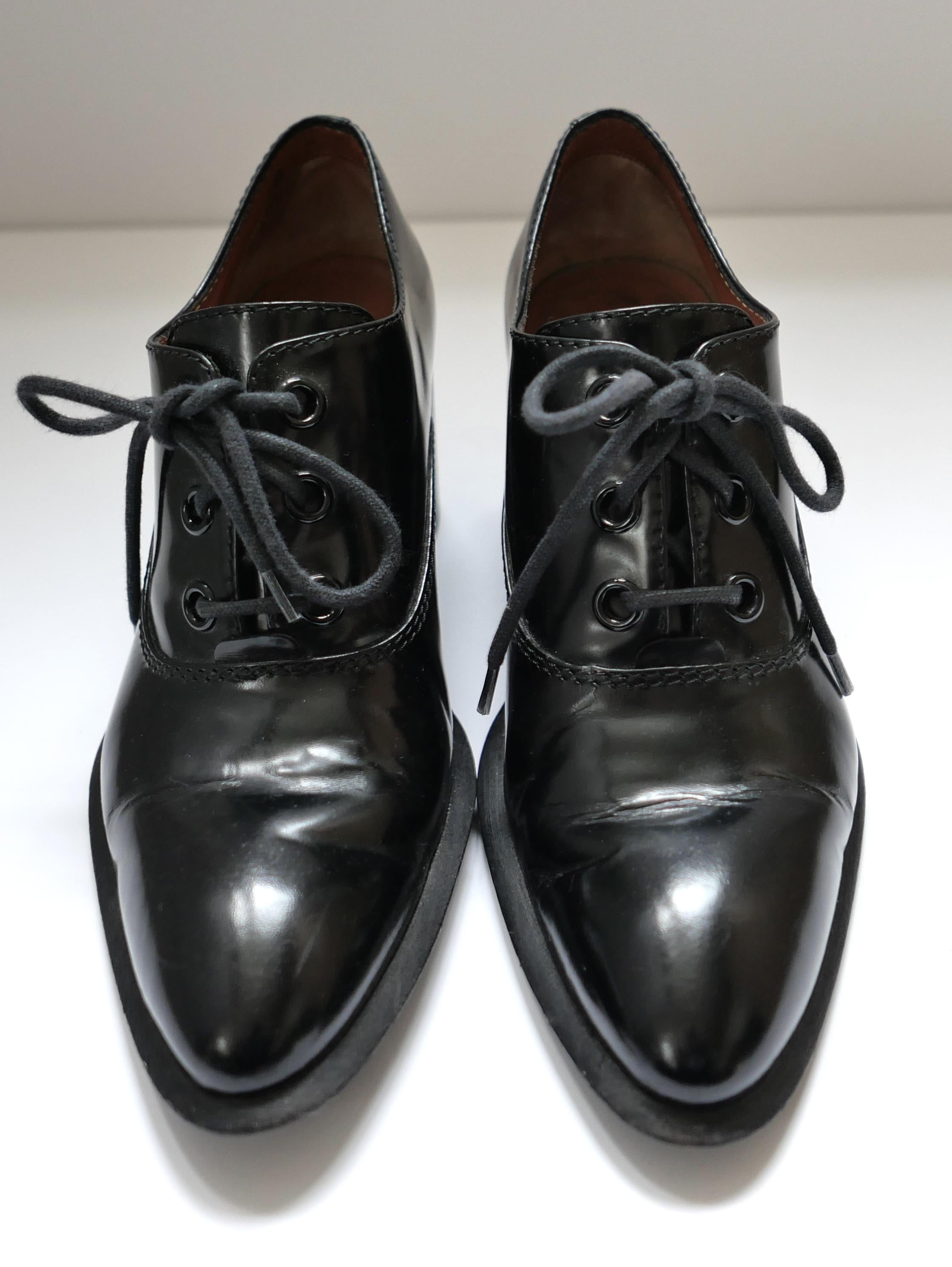 Super cool Celine x Phoebe Philo heeled Oxfords from the Resort 2015 Collection. Réalisées en cuir noir semi-verni, elles sont dotées de talons épais et d'orteils allongés. Taille 36. Dimensions approximatives - 9,5