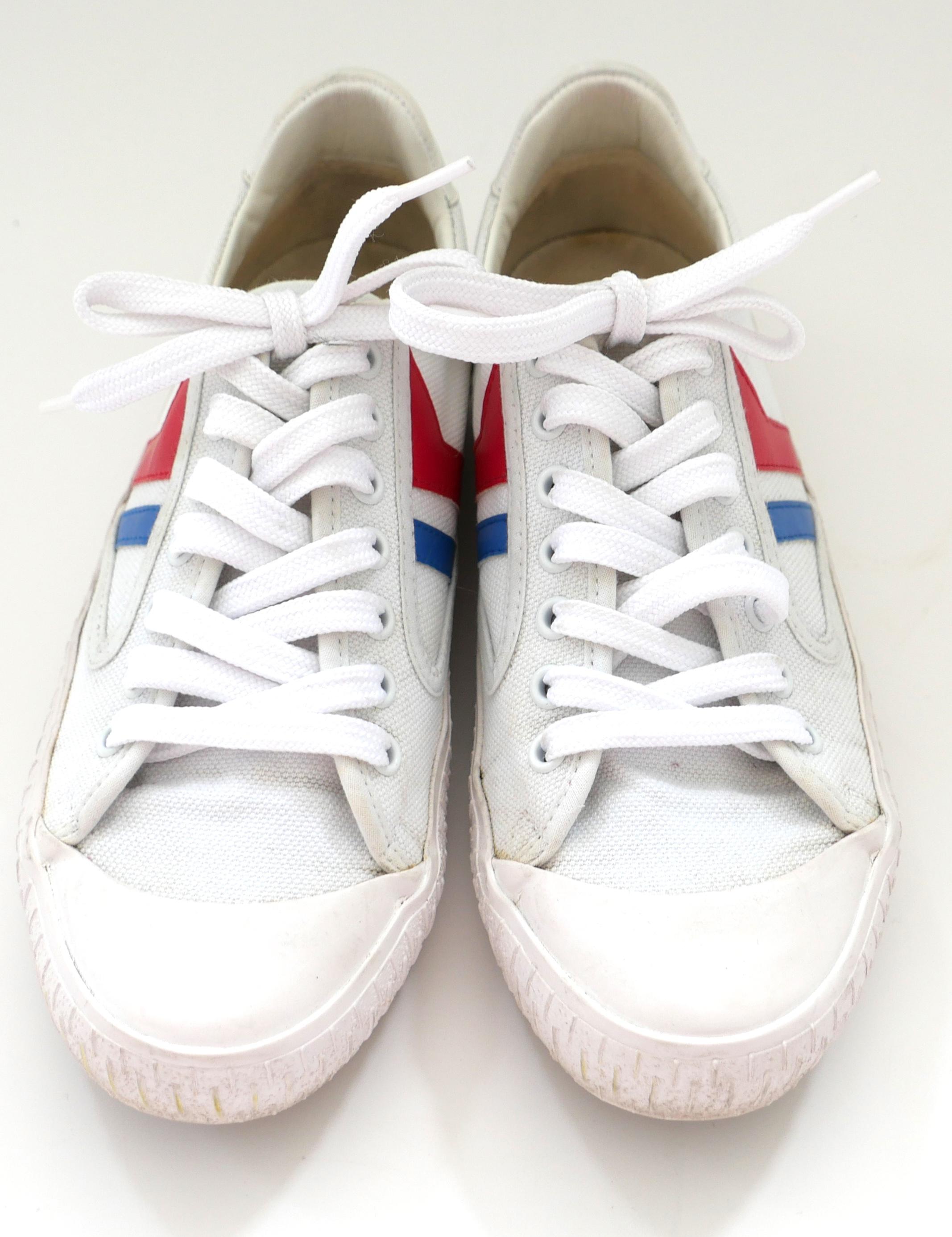 Zapatillas plimsole Celine superchics de la colección Resort 2018 de Phoebe Philo. Fabricadas en lona blanca brillante con detalles en piel roja y azul y gruesas suelas de goma. Talla 37. Medida aproximada - de la punta al talón 9,75