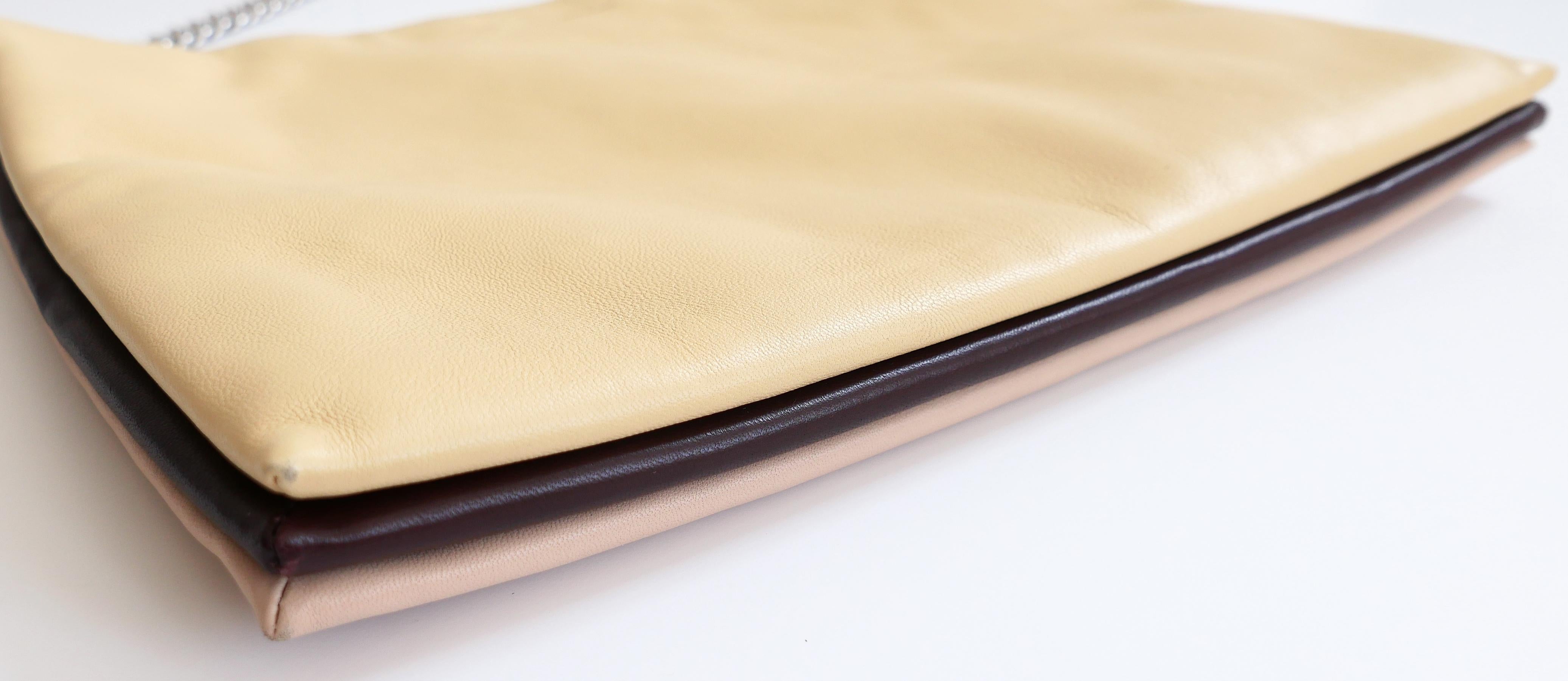 Sac super chic Celine x Phoebe Philo Soft Trio. Acheté pour £1600, il n'a pas été porté et est accompagné d'un sac à poussière, d'une étiquette et d'une carte d'entretien. Il s'agit du dernier exemplaire de l'atelier, ce qui explique que les coins
