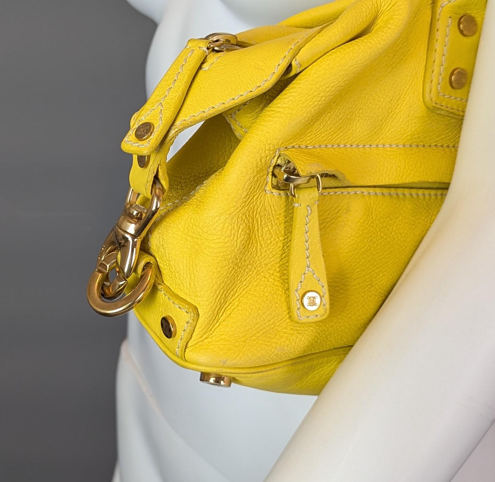 Celine Bolso barril de piel de becerro amarilla, bandolera en venta 6