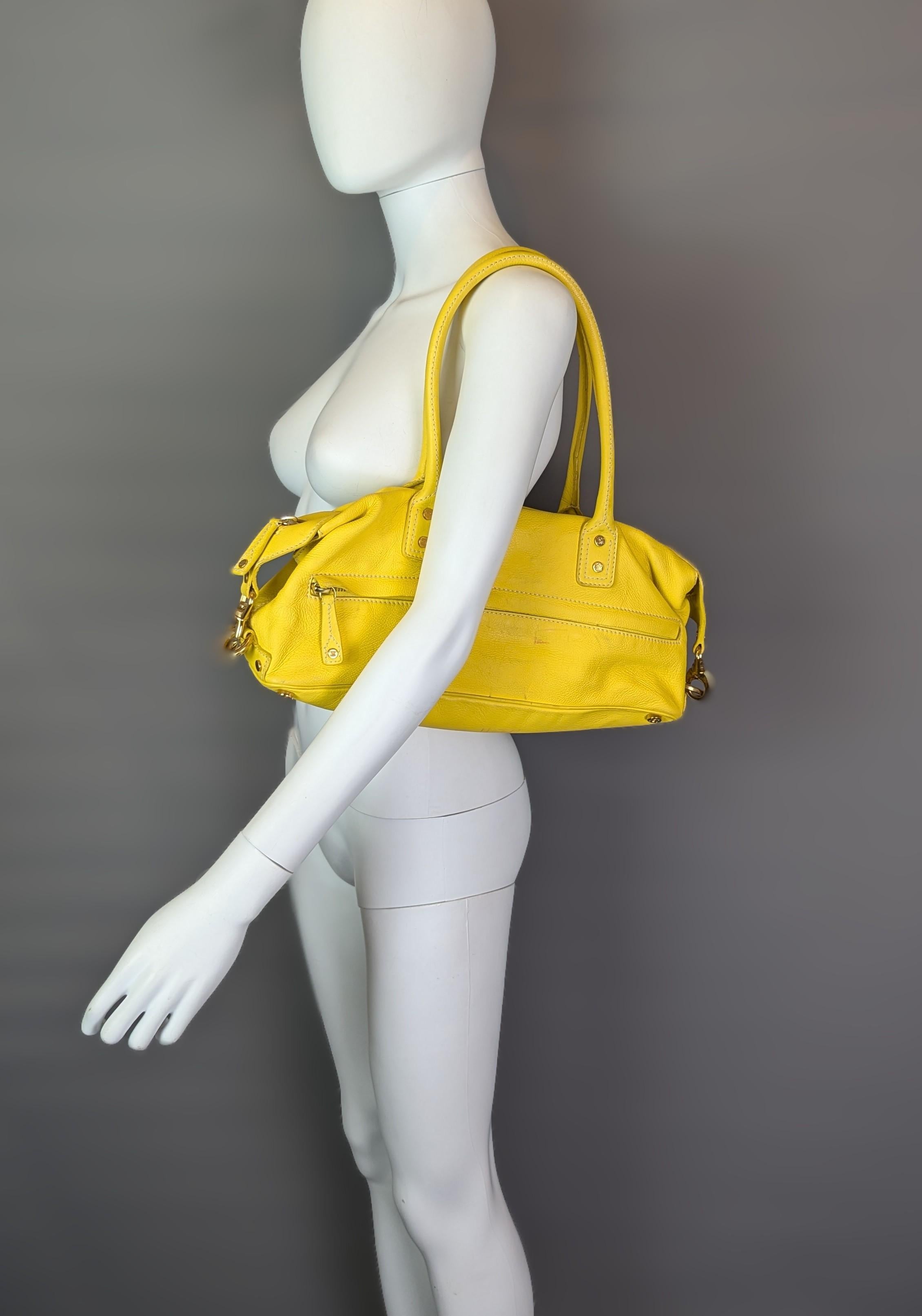 Celine Bolso barril de piel de becerro amarilla, bandolera en venta 7