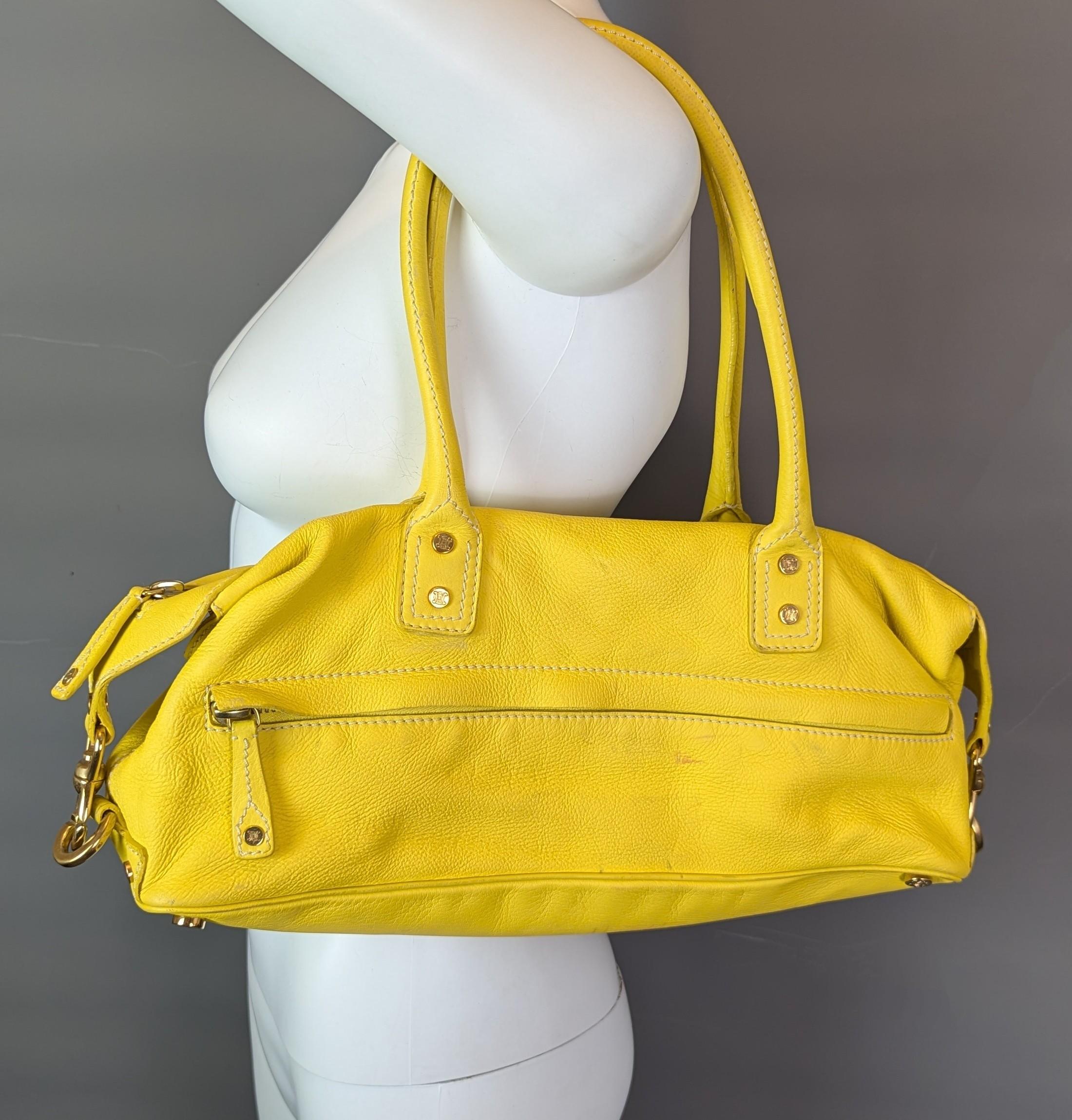 Celine Bolso barril de piel de becerro amarilla, bandolera en venta 8
