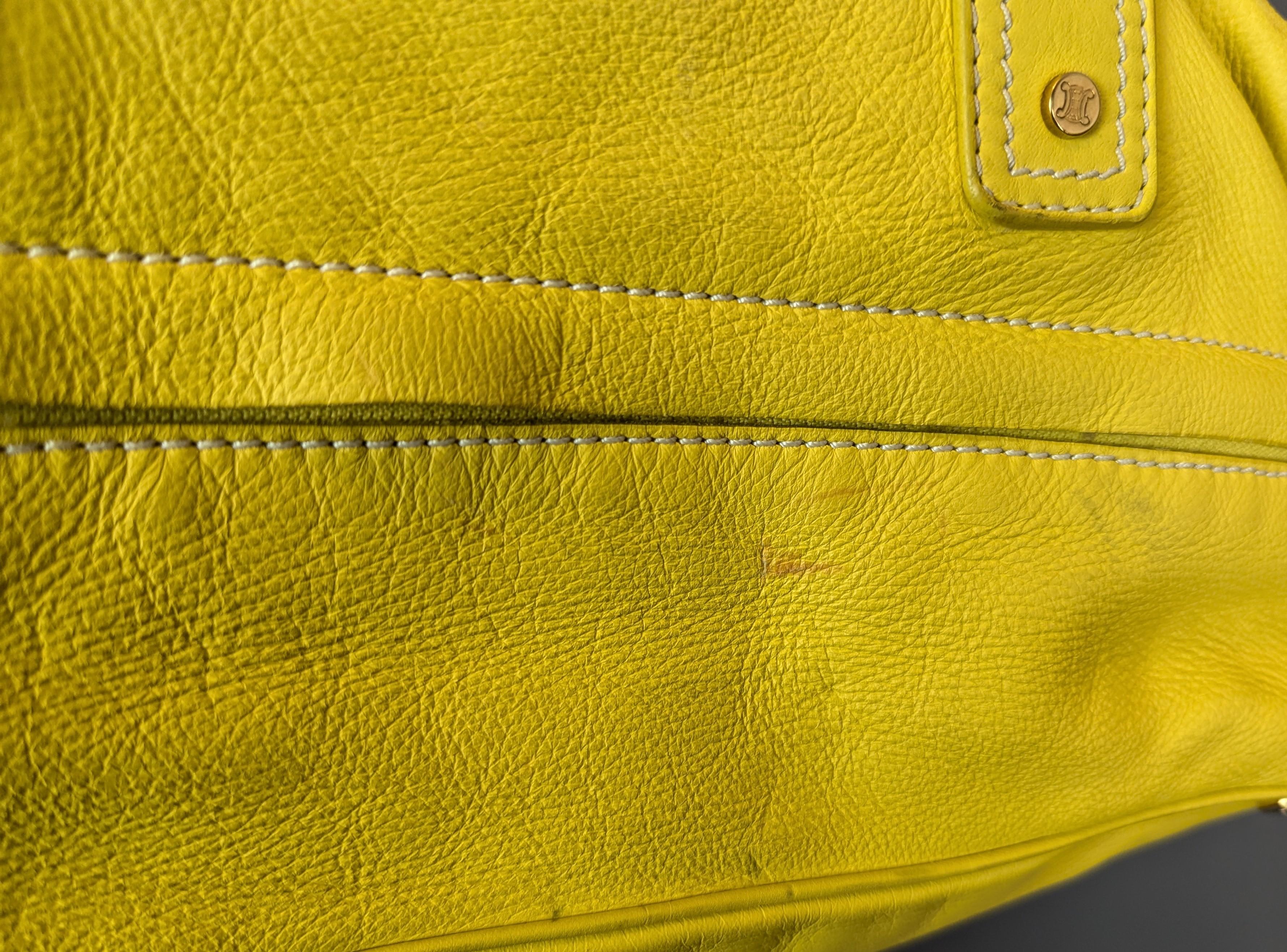 Celine Bolso barril de piel de becerro amarilla, bandolera en venta 9