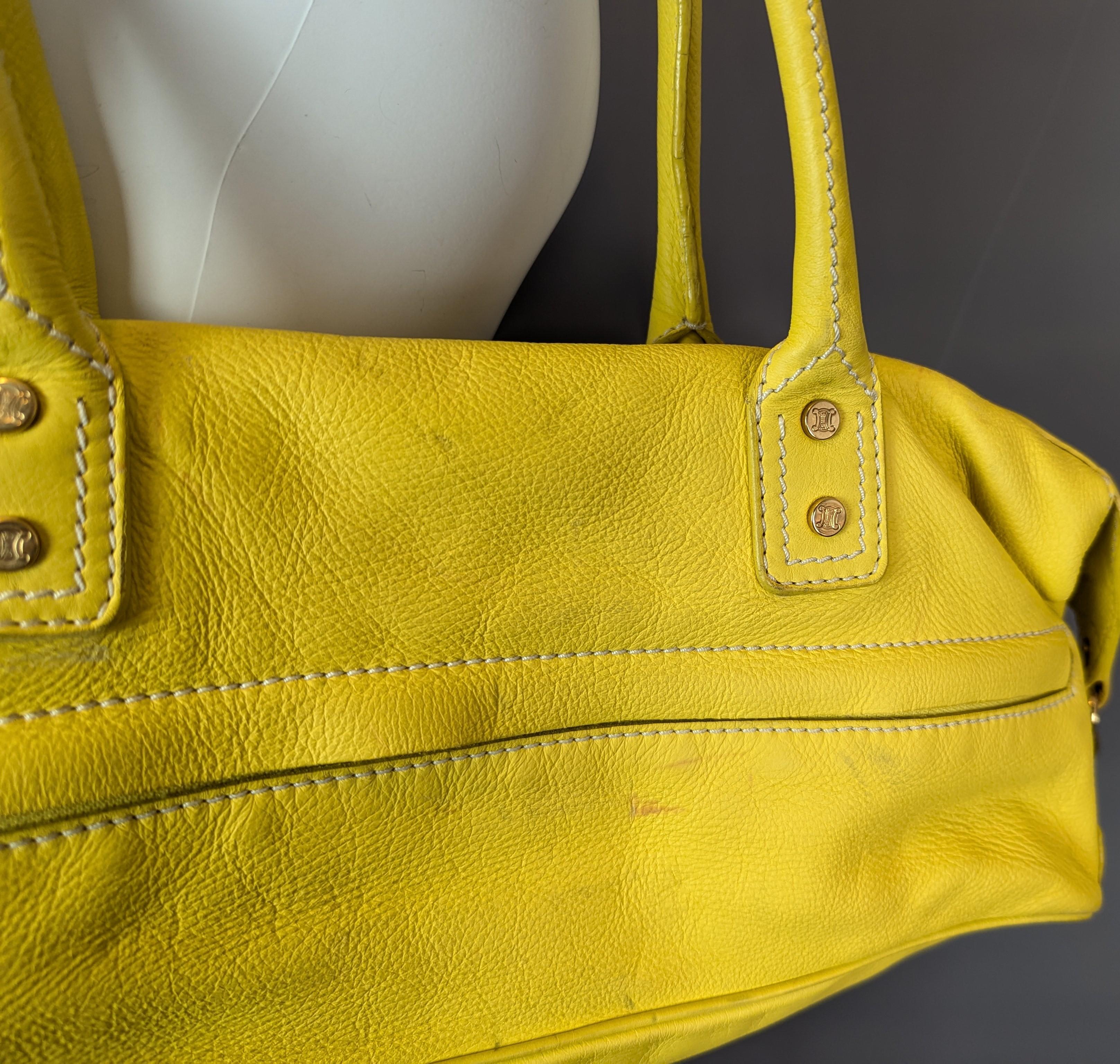 Celine Bolso barril de piel de becerro amarilla, bandolera en venta 10