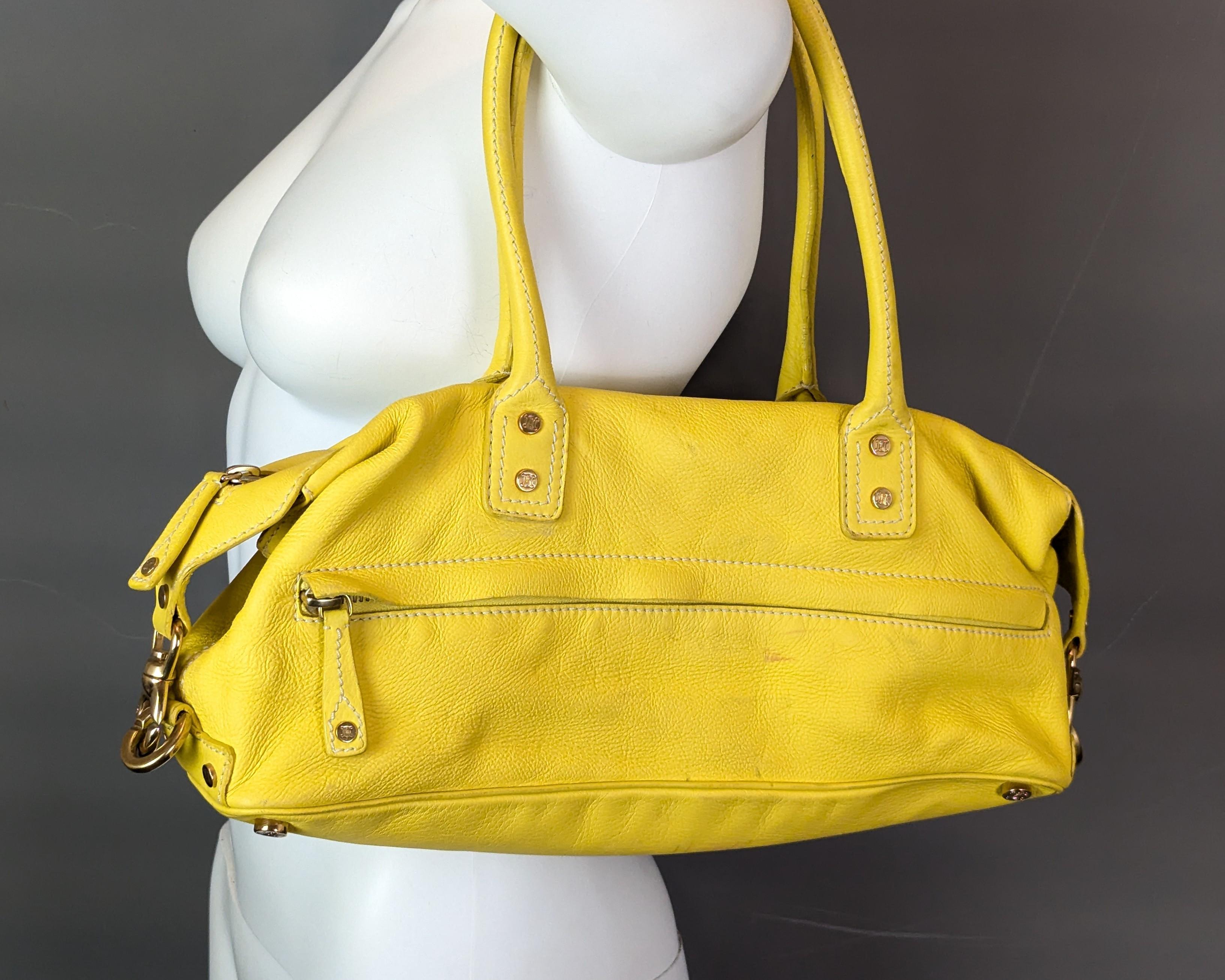 Celine Bolso barril de piel de becerro amarilla, bandolera en venta 11