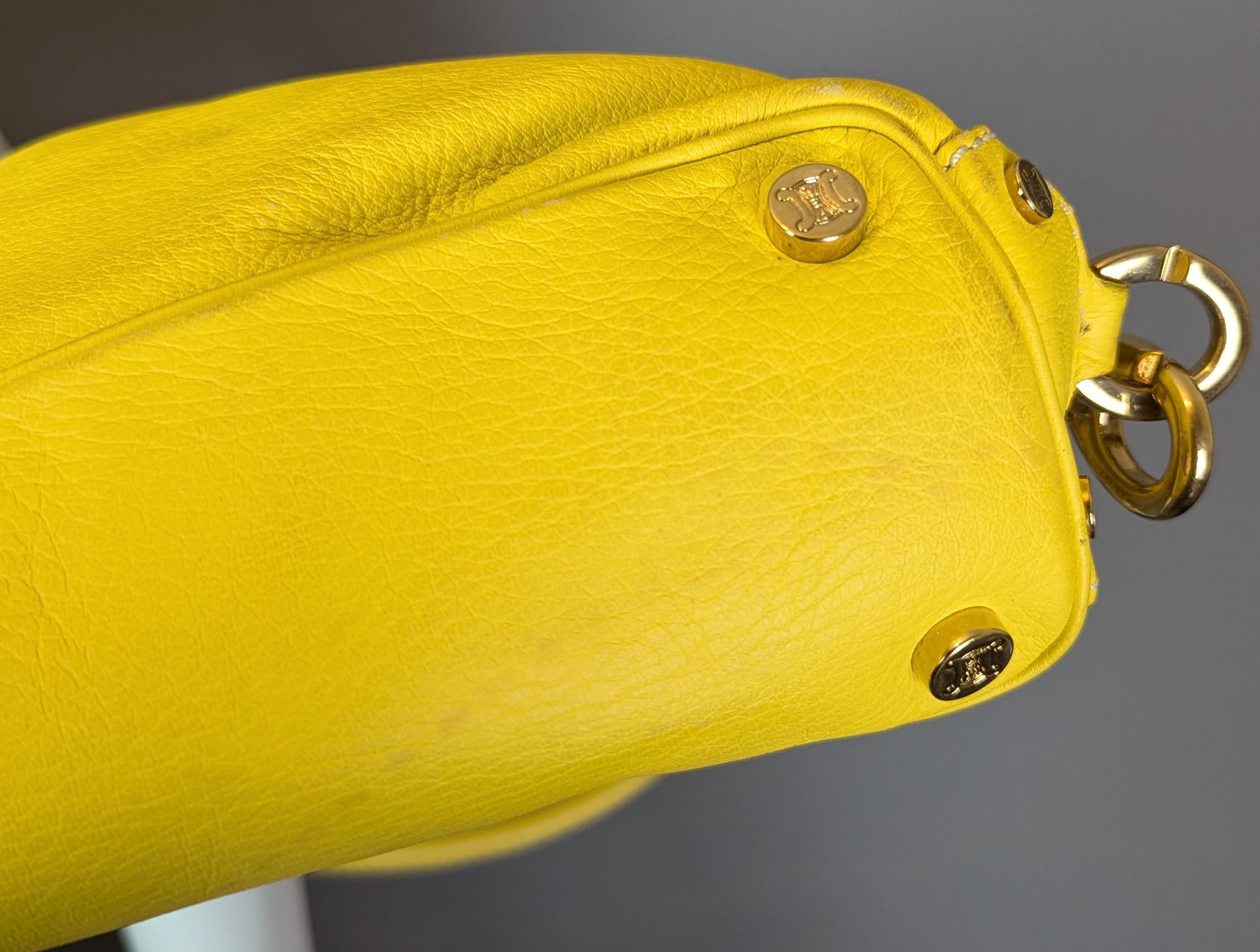 Celine Bolso barril de piel de becerro amarilla, bandolera en venta 1