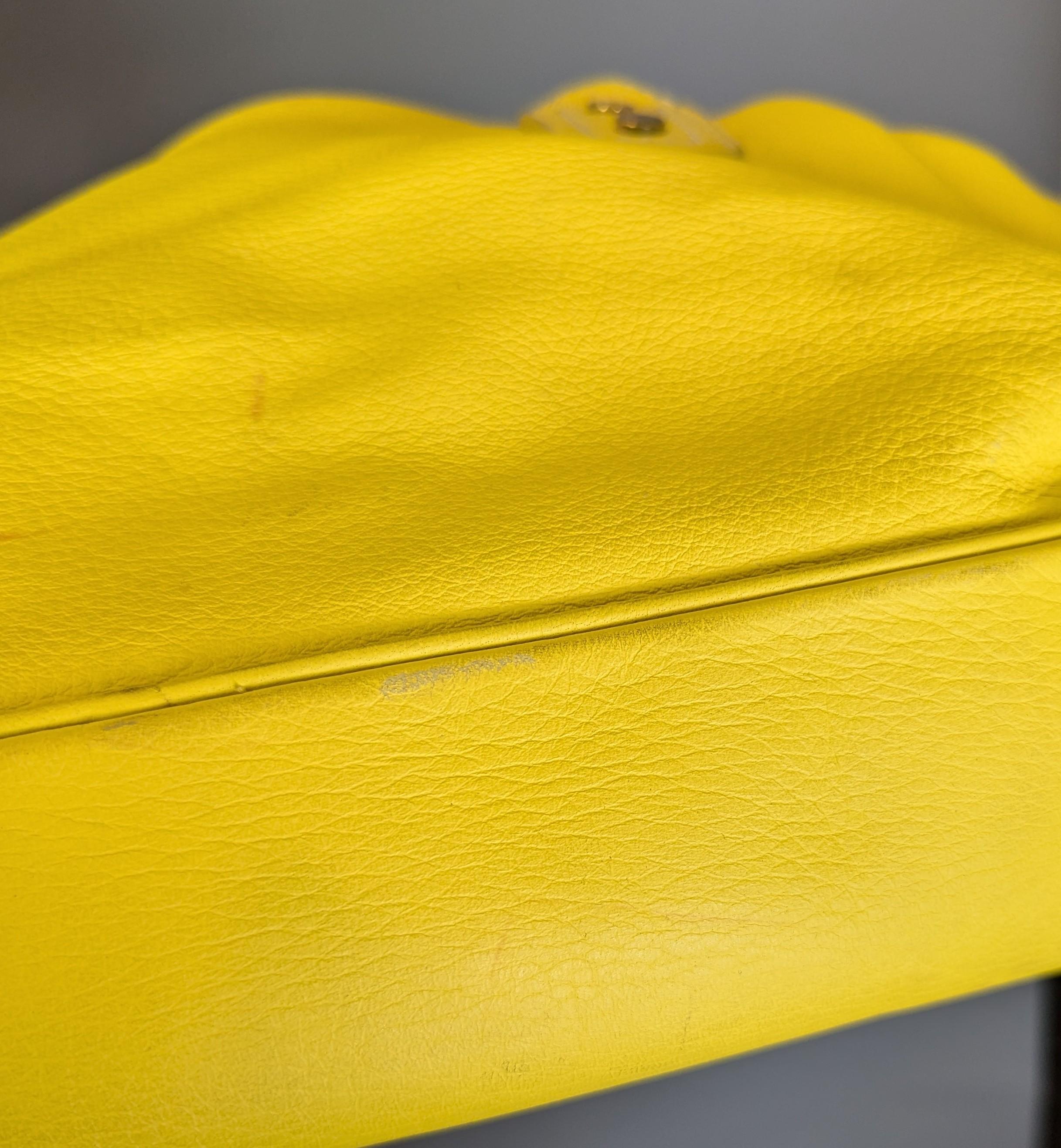 Celine Bolso barril de piel de becerro amarilla, bandolera en venta 3