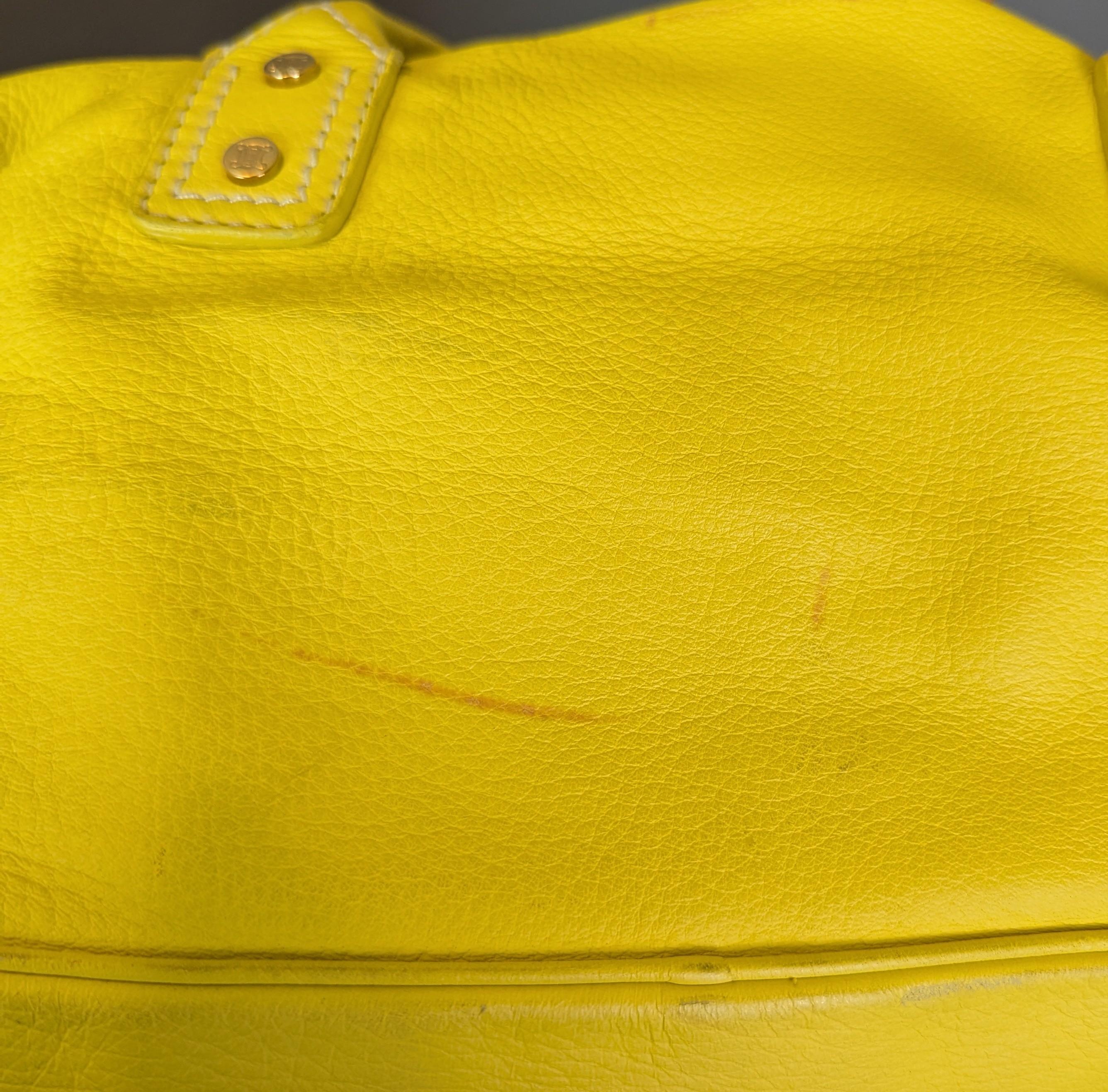 Celine Bolso barril de piel de becerro amarilla, bandolera en venta 4