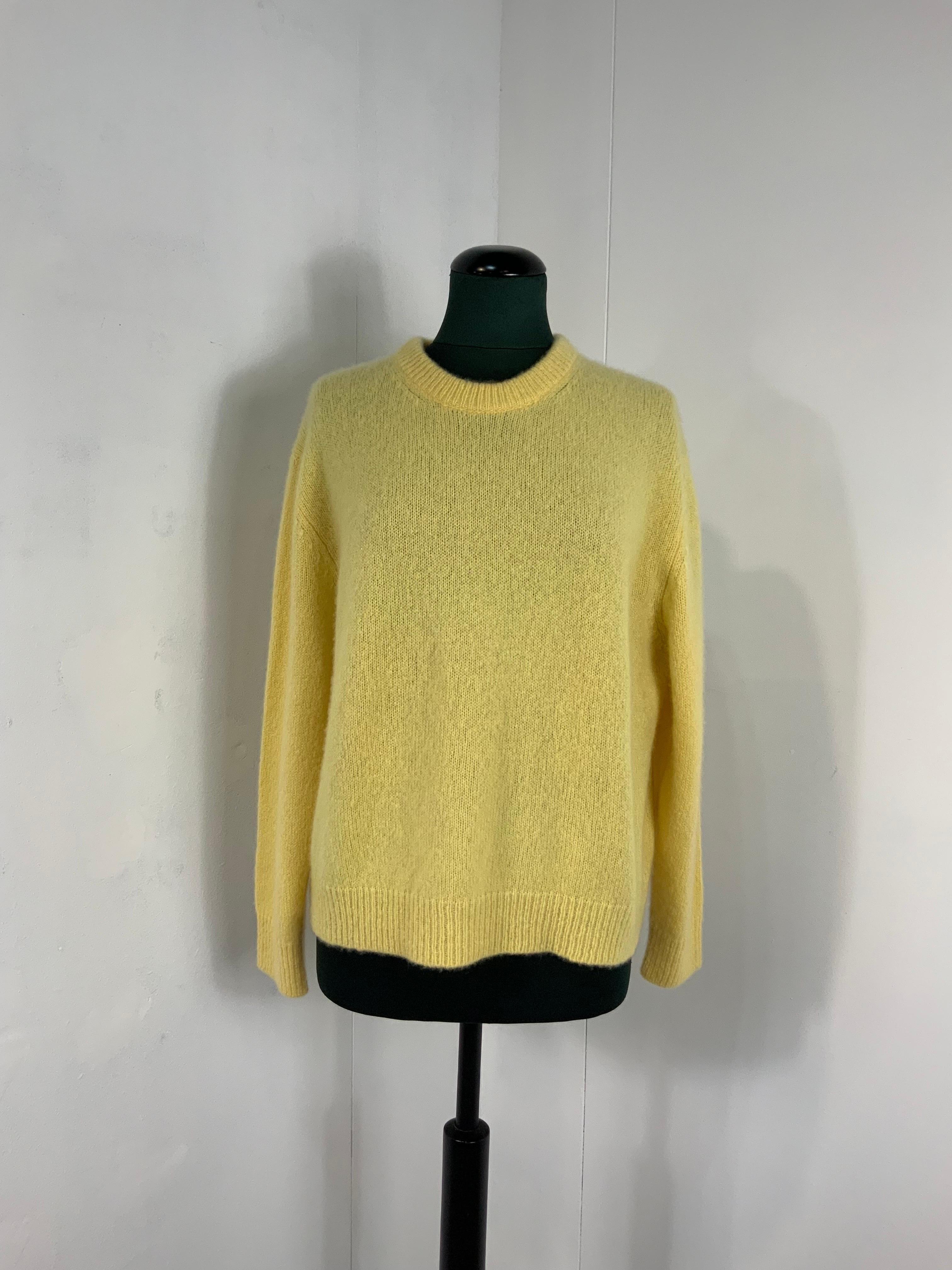 CELINE YELLOW KNITWEAR.
Yellow sweater. Missing composition and size label. The material is very soft and we think it’s cashmere.
Fits multiple sizes. Ideal for an international M.
Shoulders 47 cm
Bust 59 cm
Length 65 cm
Sleeve 59 cm
Excellent